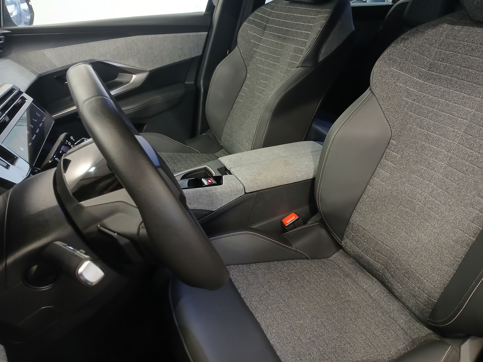 Photo 22 du véhicule PEUGEOT 5008