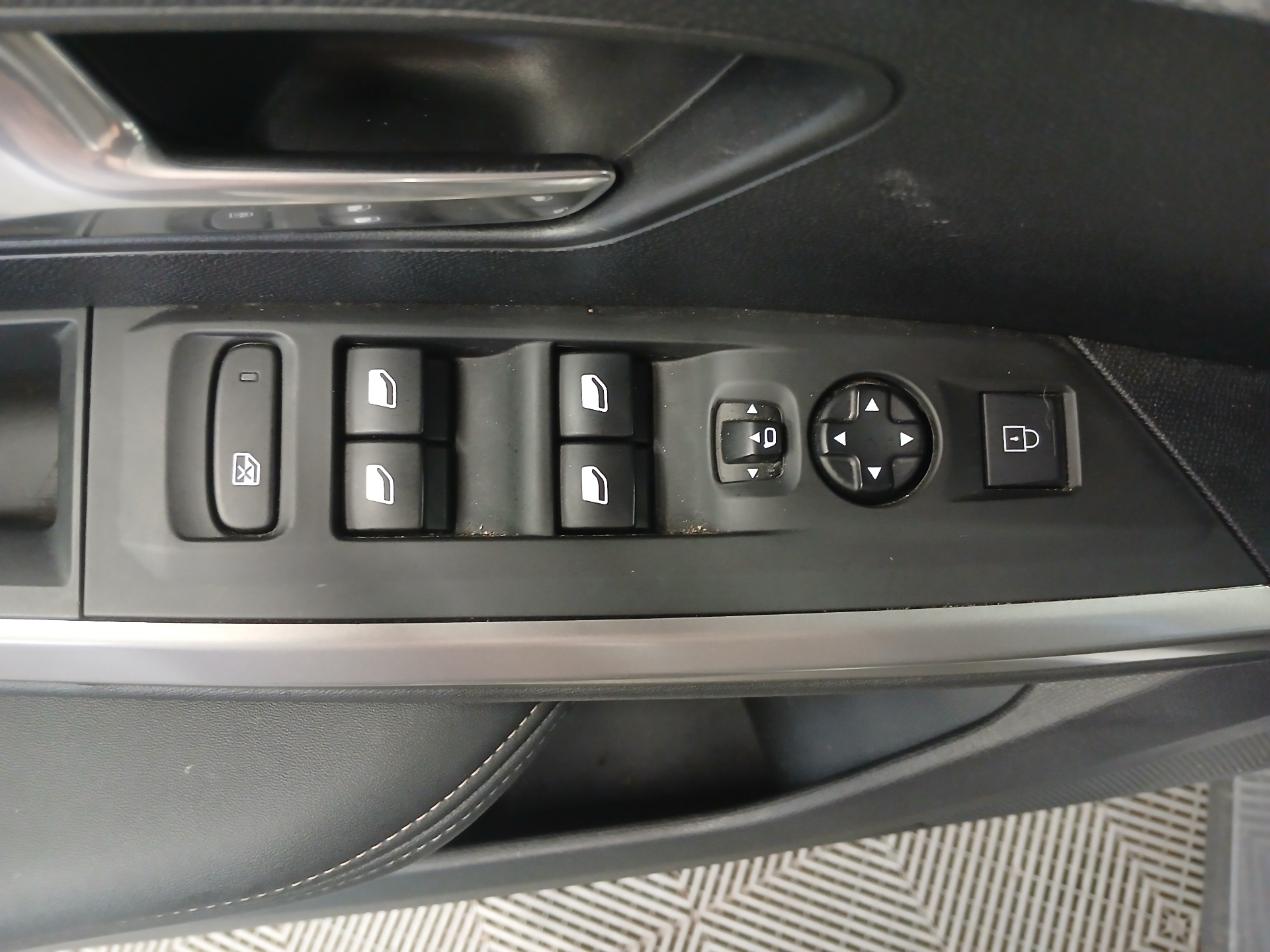 Photo 9 du véhicule PEUGEOT 5008