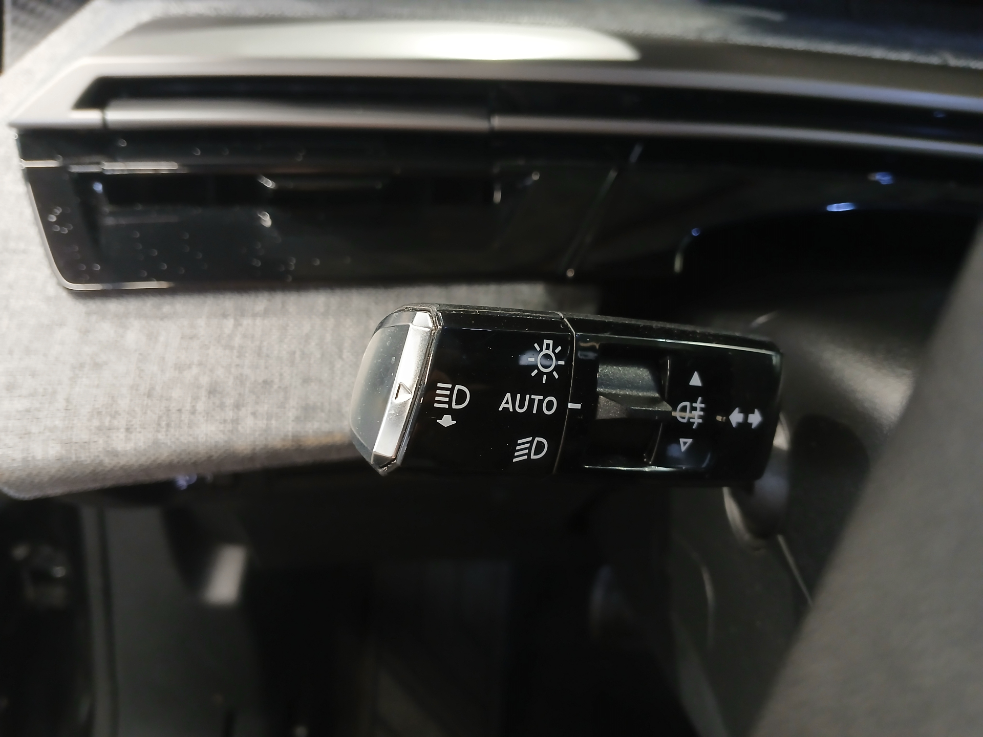 Photo 12 du véhicule PEUGEOT 5008