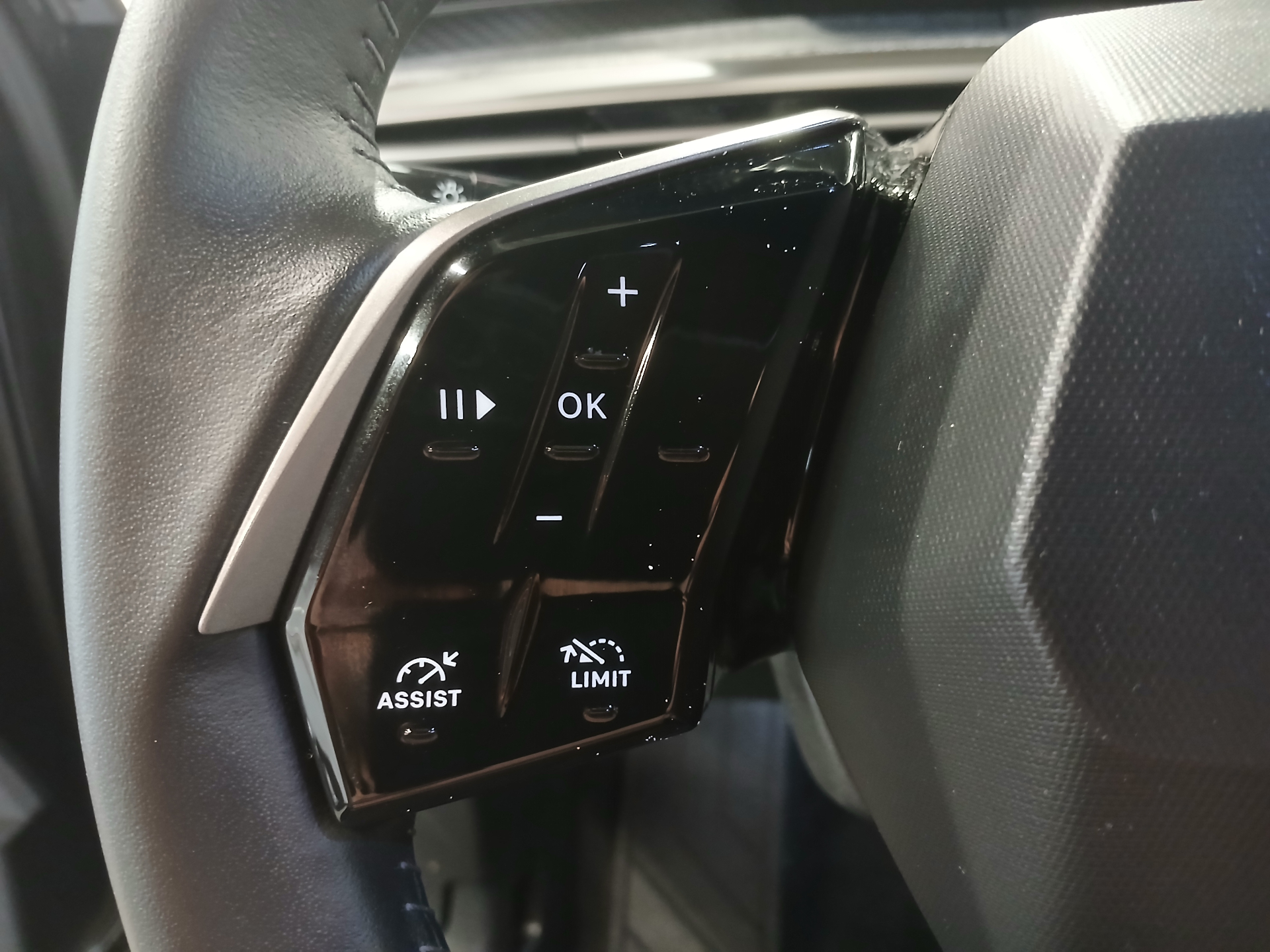 Photo 10 du véhicule PEUGEOT 5008