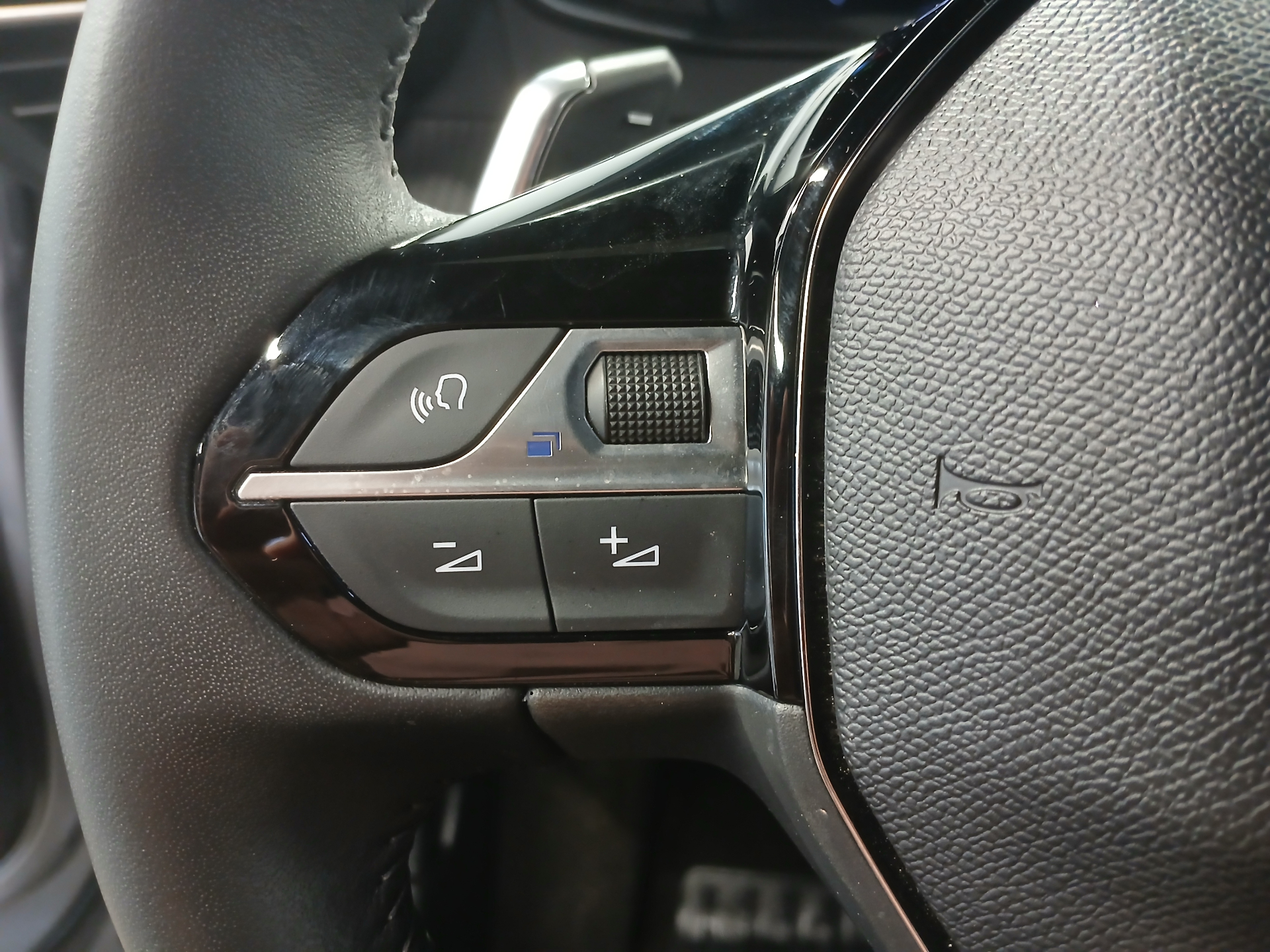 Photo 11 du véhicule PEUGEOT 2008