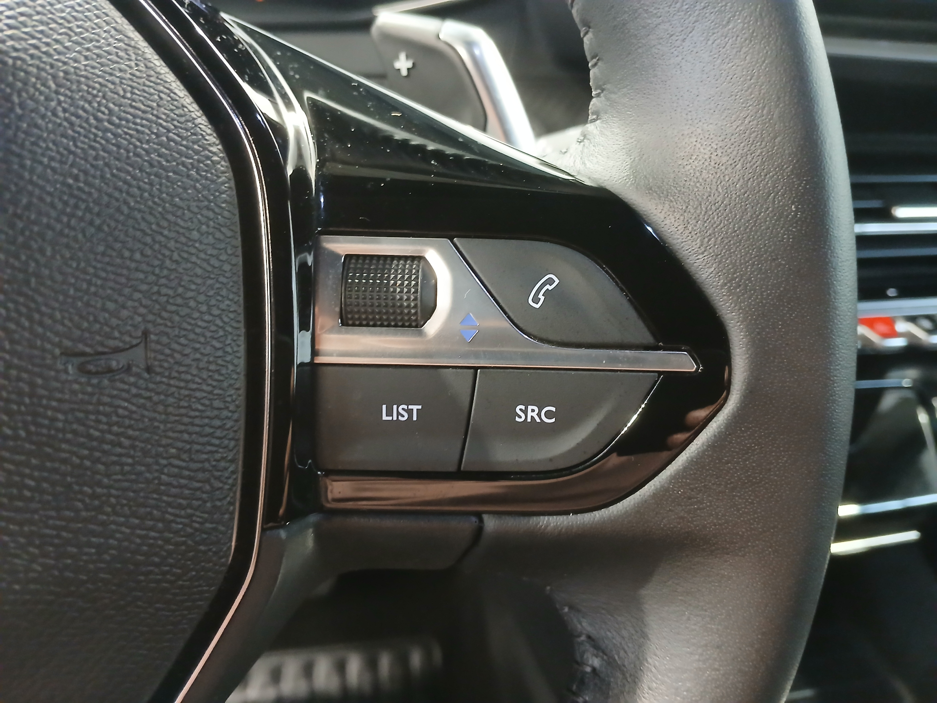Photo 12 du véhicule PEUGEOT 2008
