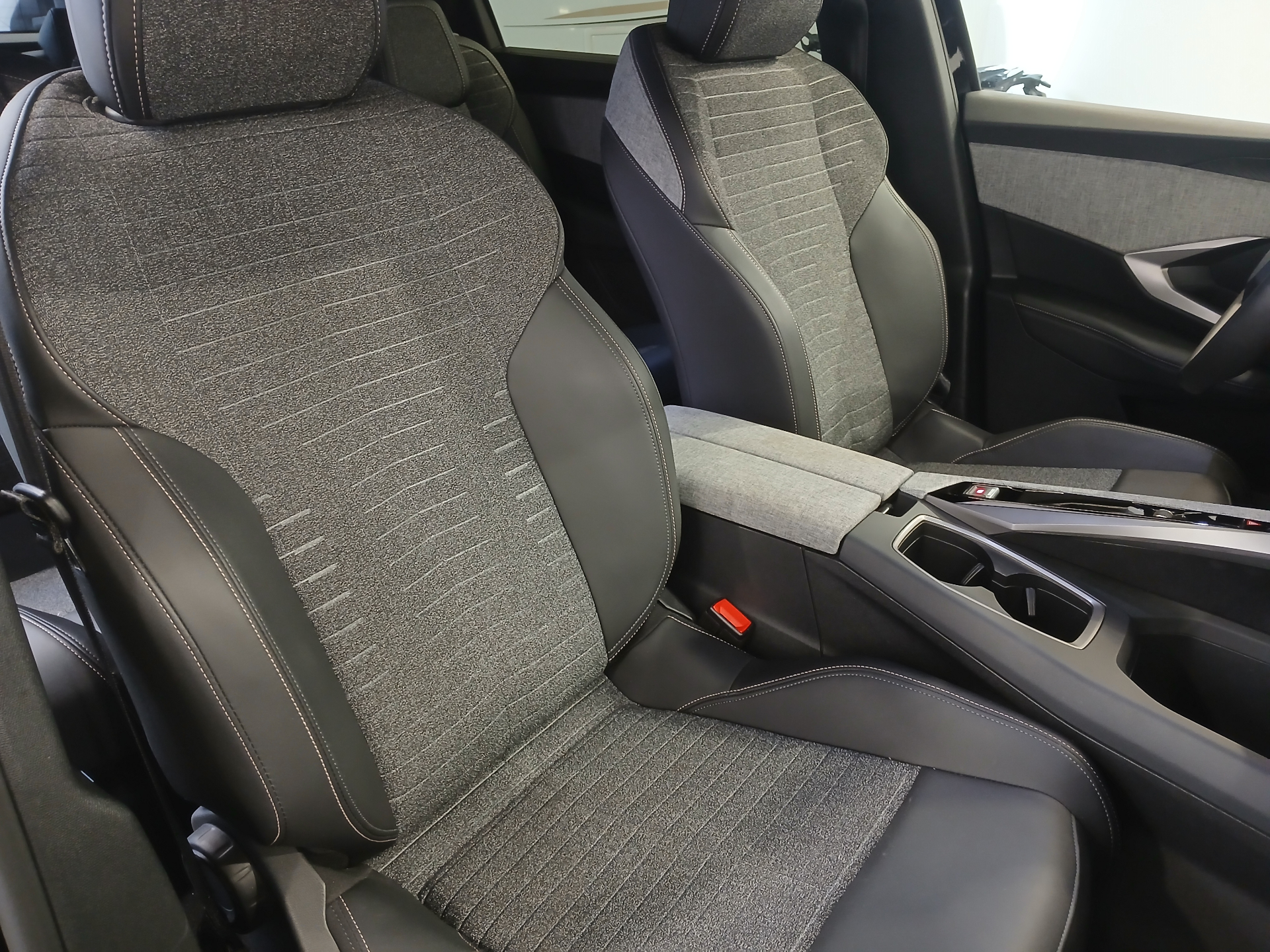 Photo 6 du véhicule PEUGEOT 5008