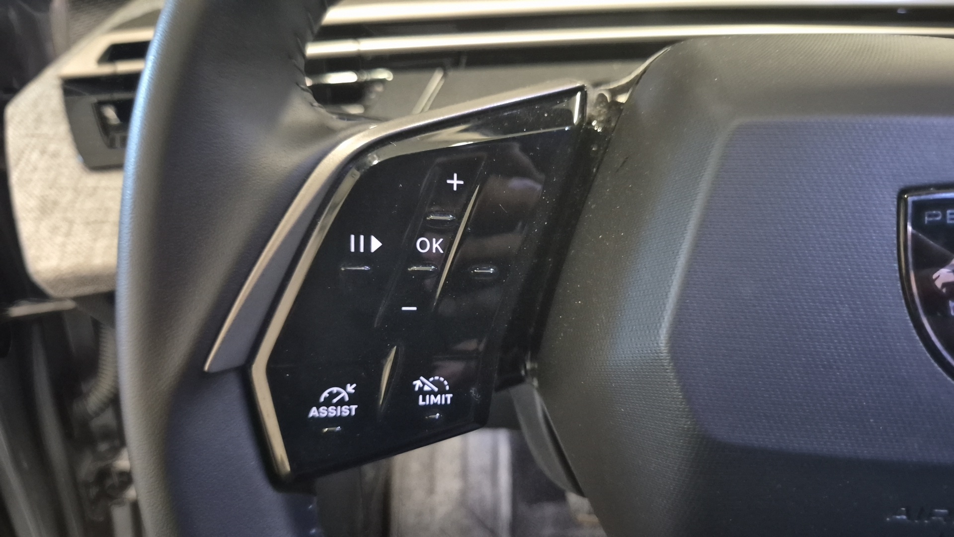 Photo 17 du véhicule PEUGEOT 5008