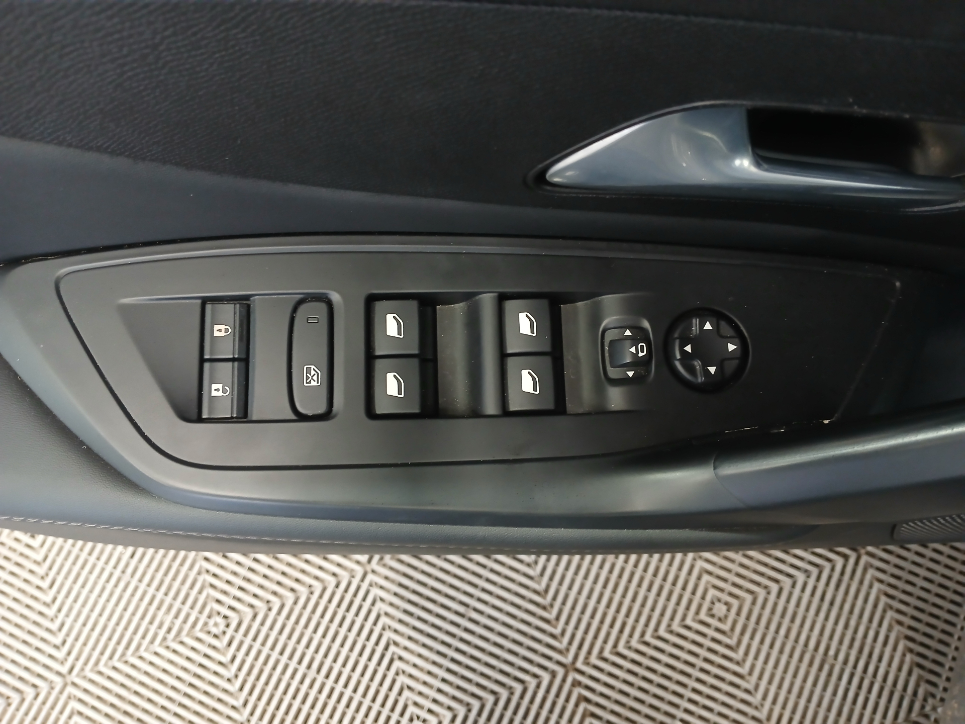 Photo 10 du véhicule PEUGEOT 408