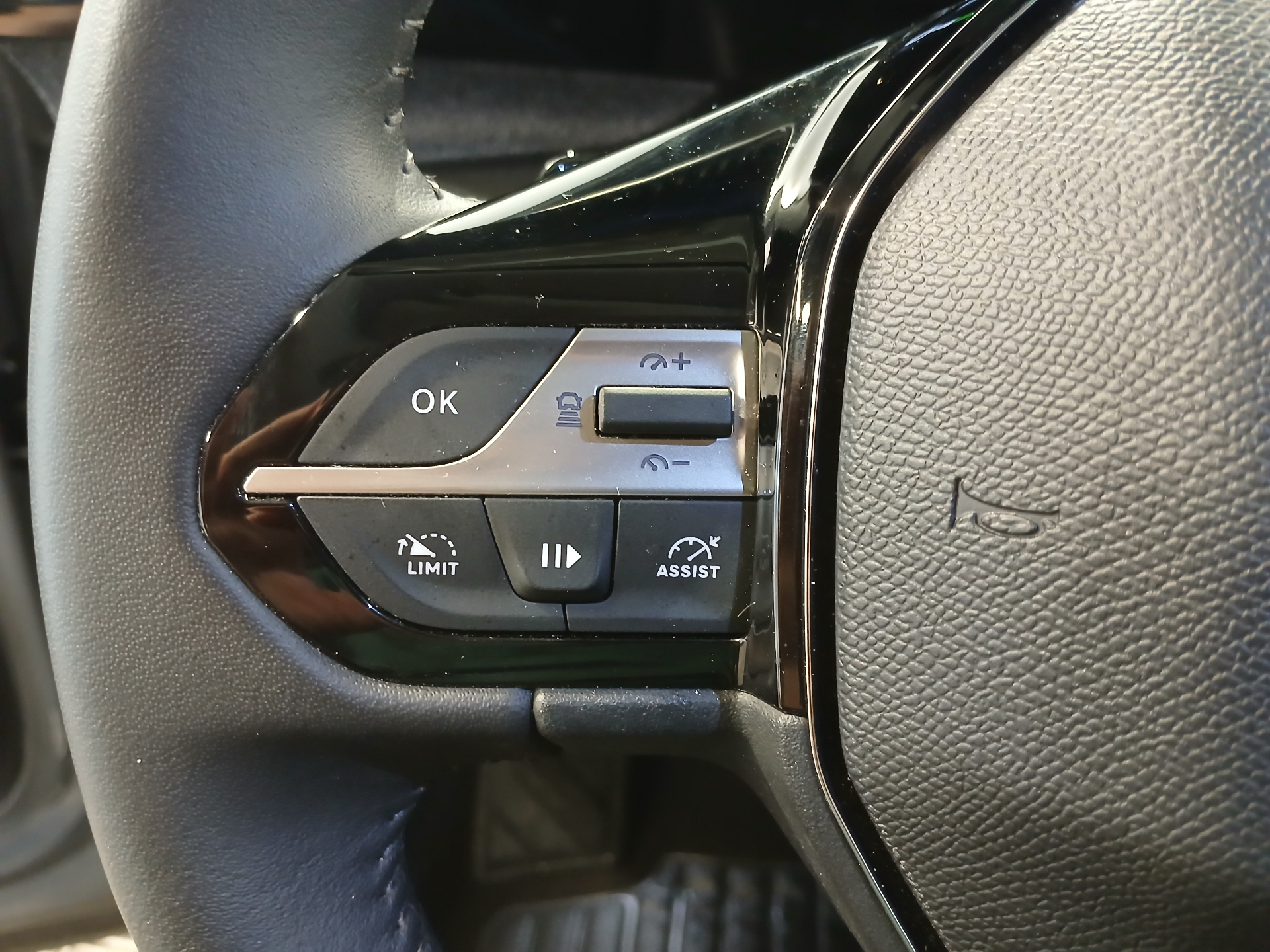 Photo 12 du véhicule PEUGEOT 408