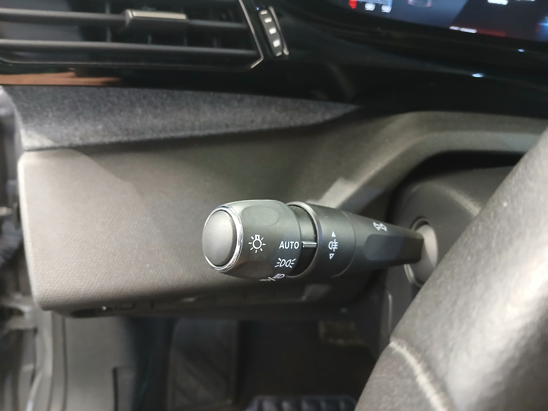 Photo 15 du véhicule PEUGEOT 408