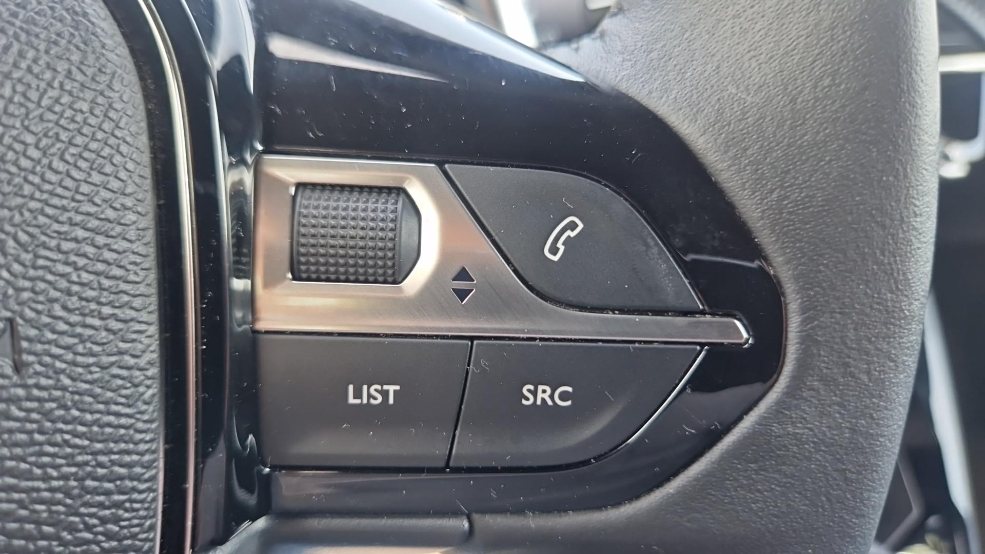 Photo 21 du véhicule PEUGEOT 2008