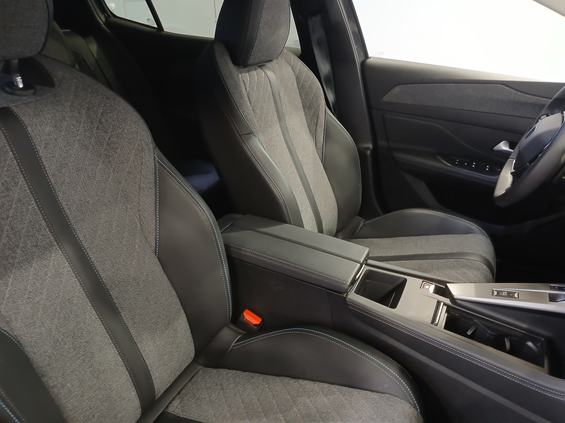 Photo 6 du véhicule PEUGEOT 408