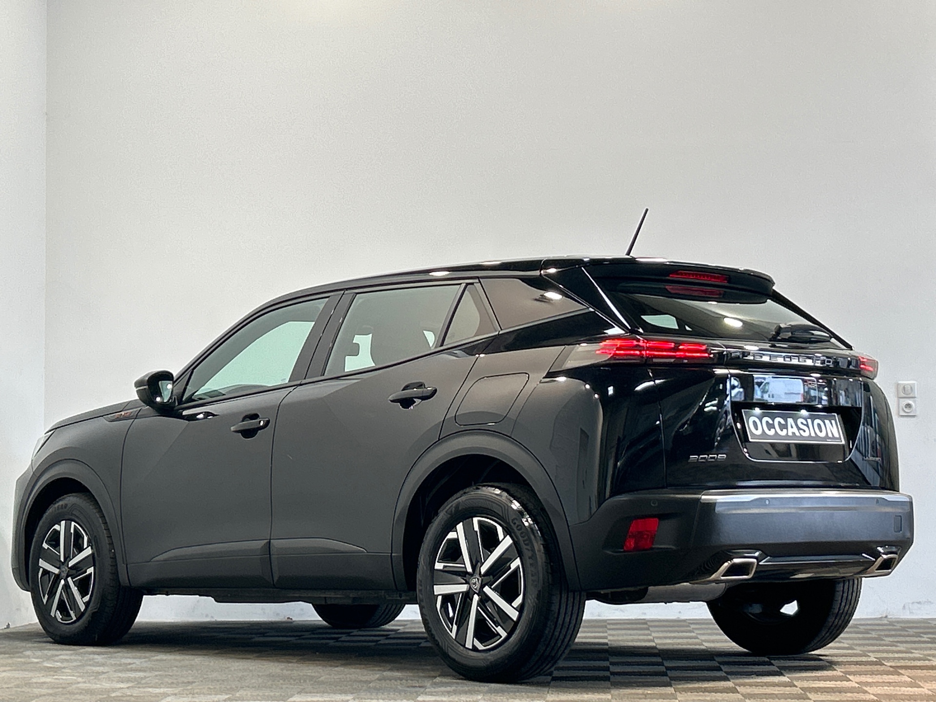 Photo 4 du véhicule PEUGEOT 2008