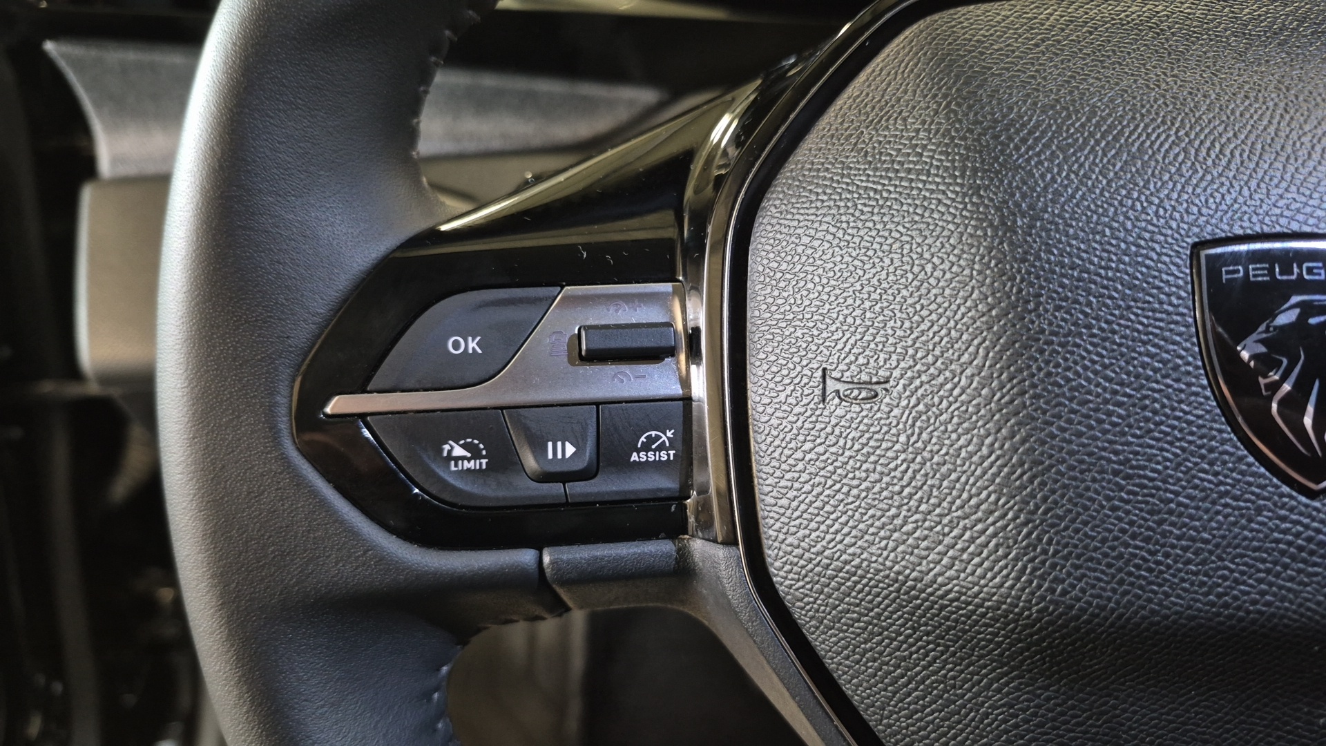 Photo 15 du véhicule PEUGEOT 408