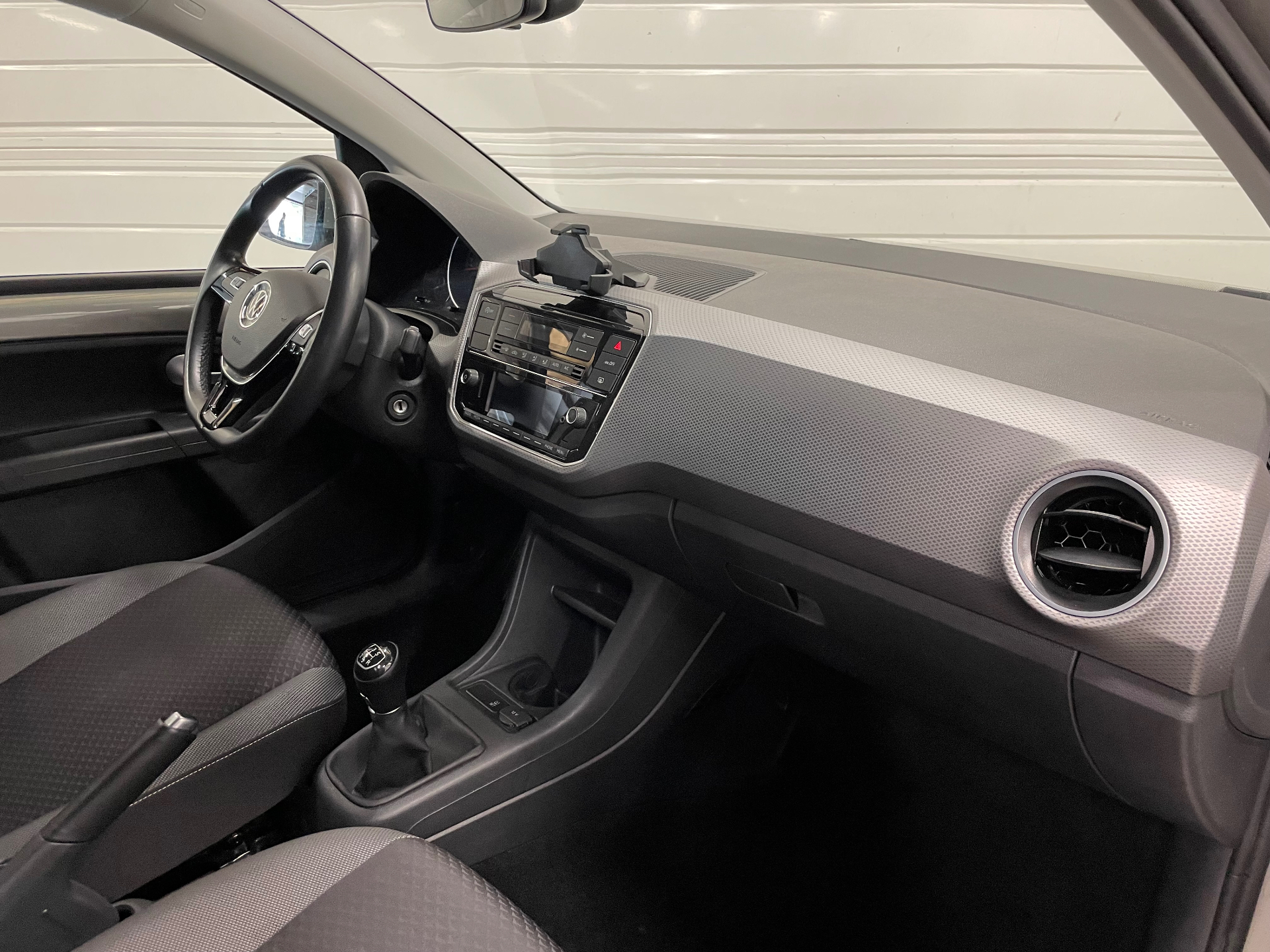 Photo 8 du véhicule VOLKSWAGEN UP! 2.0