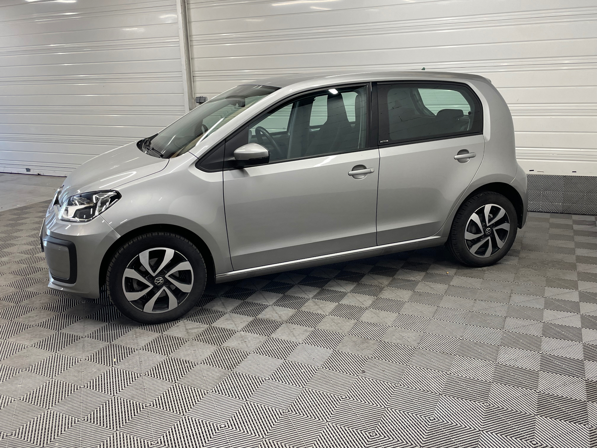 Photo 4 du véhicule VOLKSWAGEN UP! 2.0