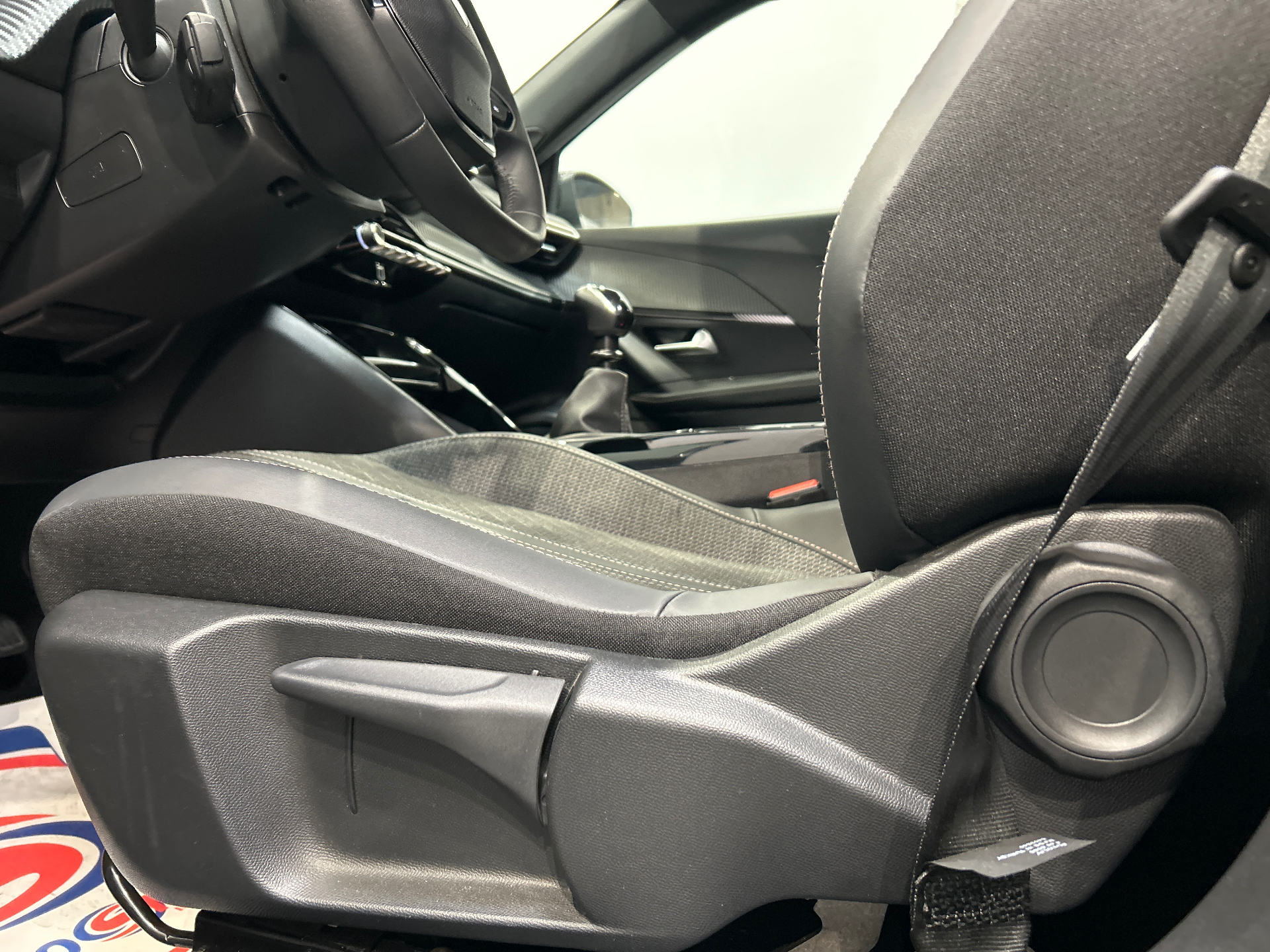 Photo 34 du véhicule PEUGEOT 2008