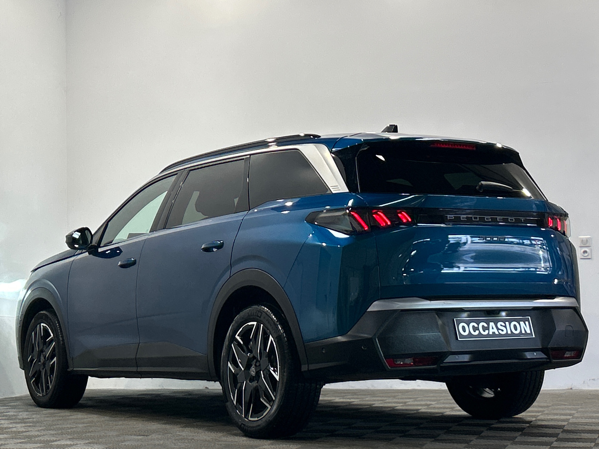 Photo 4 du véhicule PEUGEOT 5008