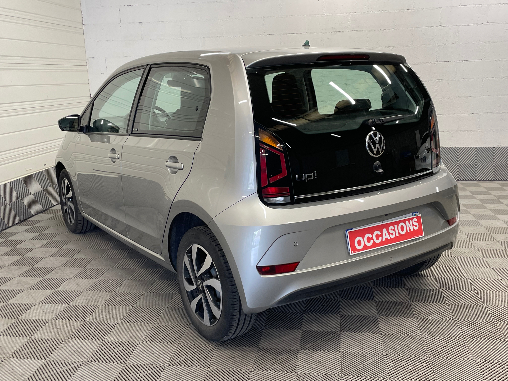 Photo 6 du véhicule VOLKSWAGEN UP! 2.0