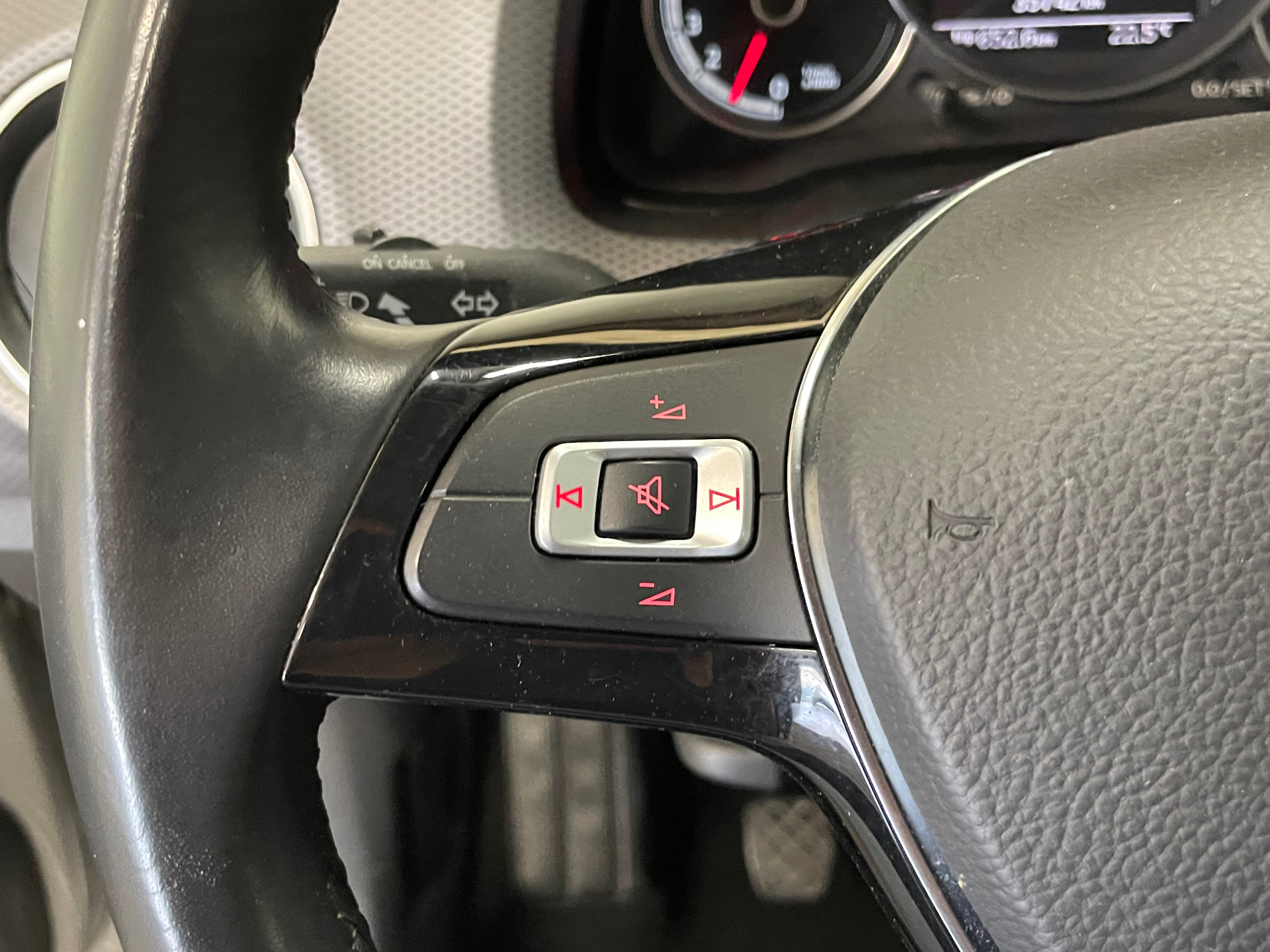 Photo 15 du véhicule VOLKSWAGEN UP! 2.0