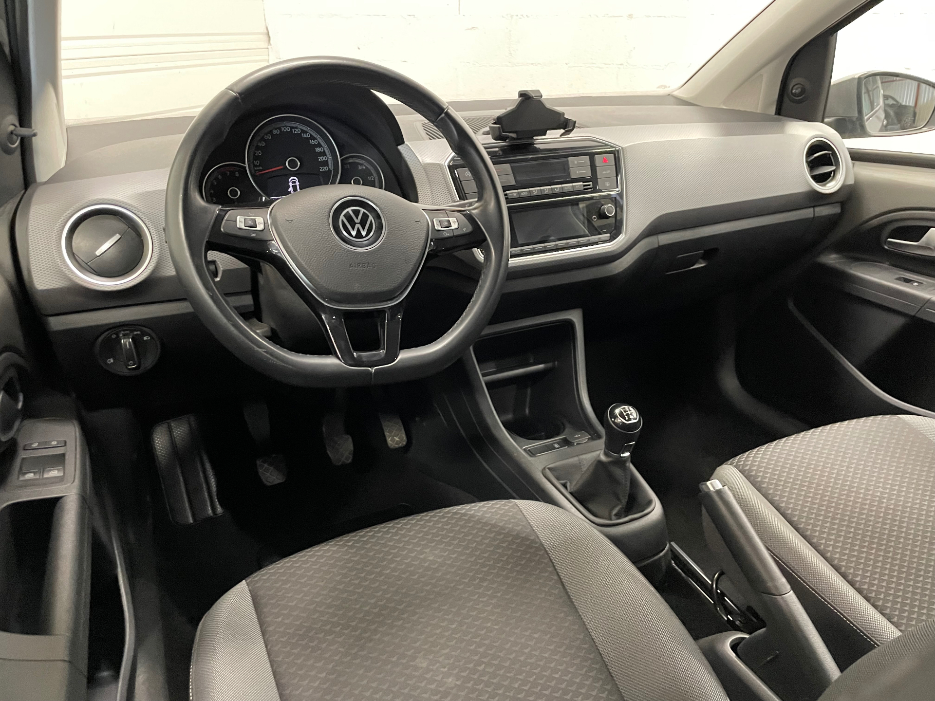 Photo 11 du véhicule VOLKSWAGEN UP! 2.0