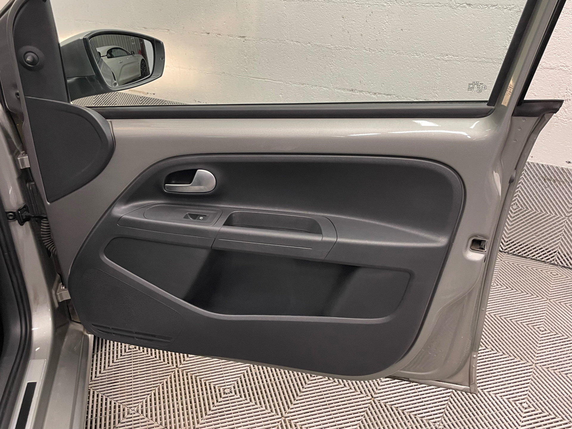 Photo 24 du véhicule VOLKSWAGEN UP! 2.0