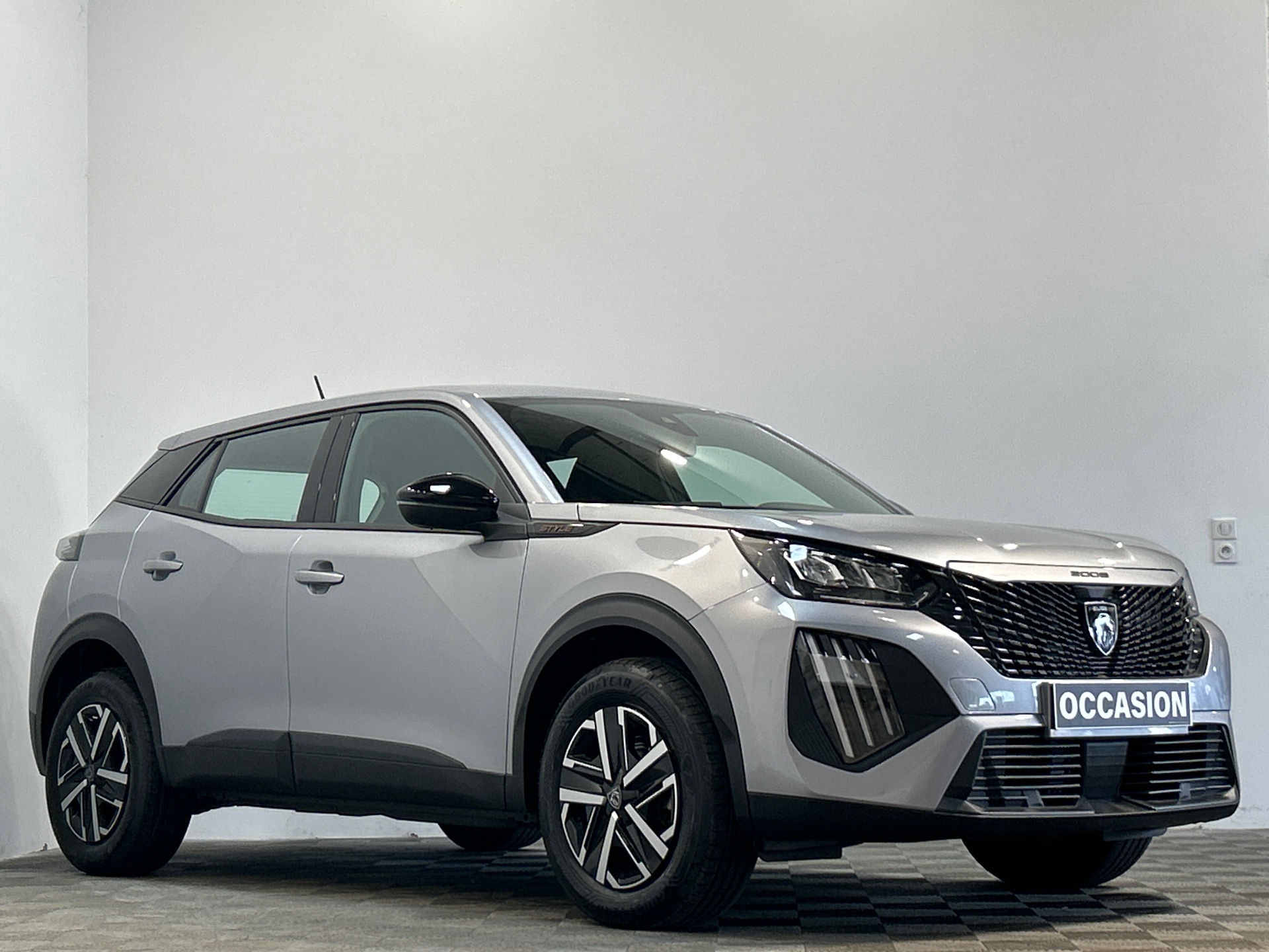Photo 2 du véhicule PEUGEOT 2008