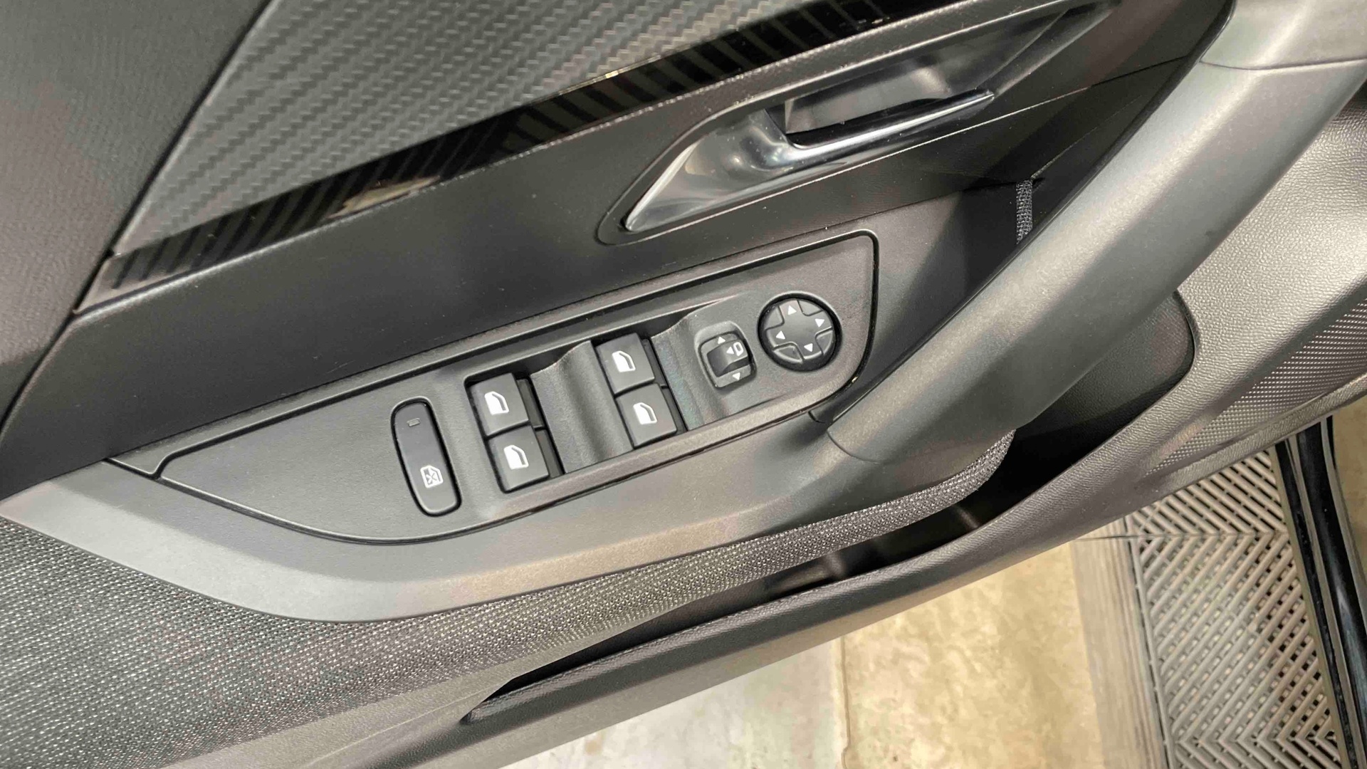 Photo 26 du véhicule PEUGEOT 2008