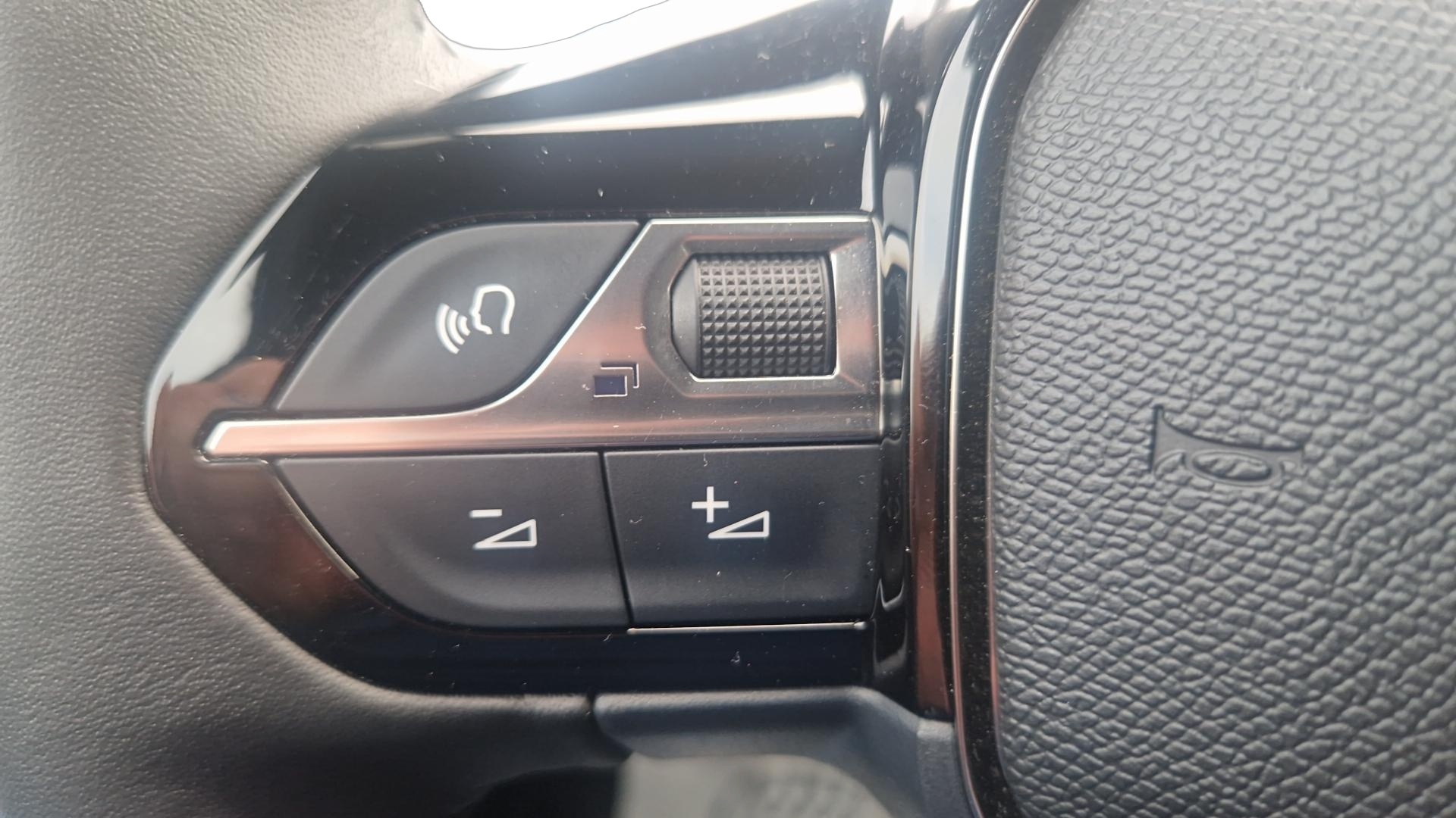 Photo 19 du véhicule PEUGEOT 2008