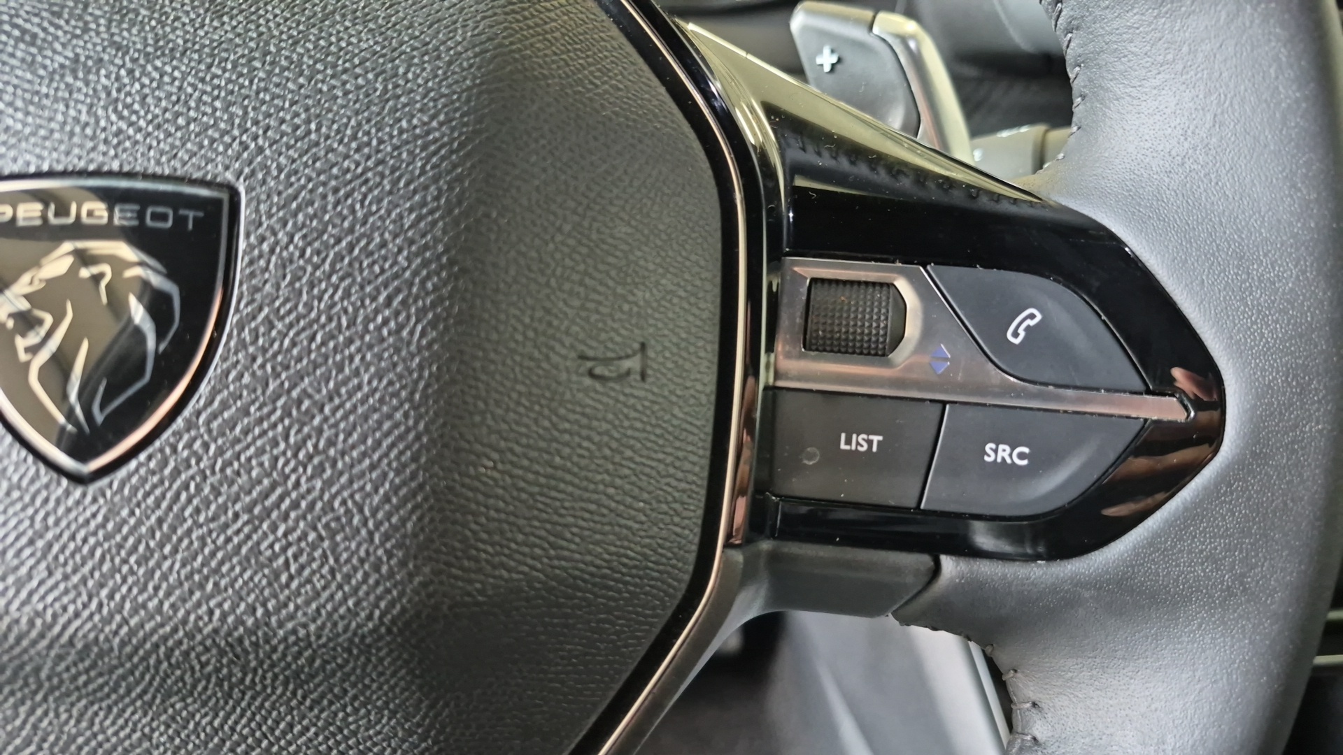 Photo 18 du véhicule PEUGEOT 2008