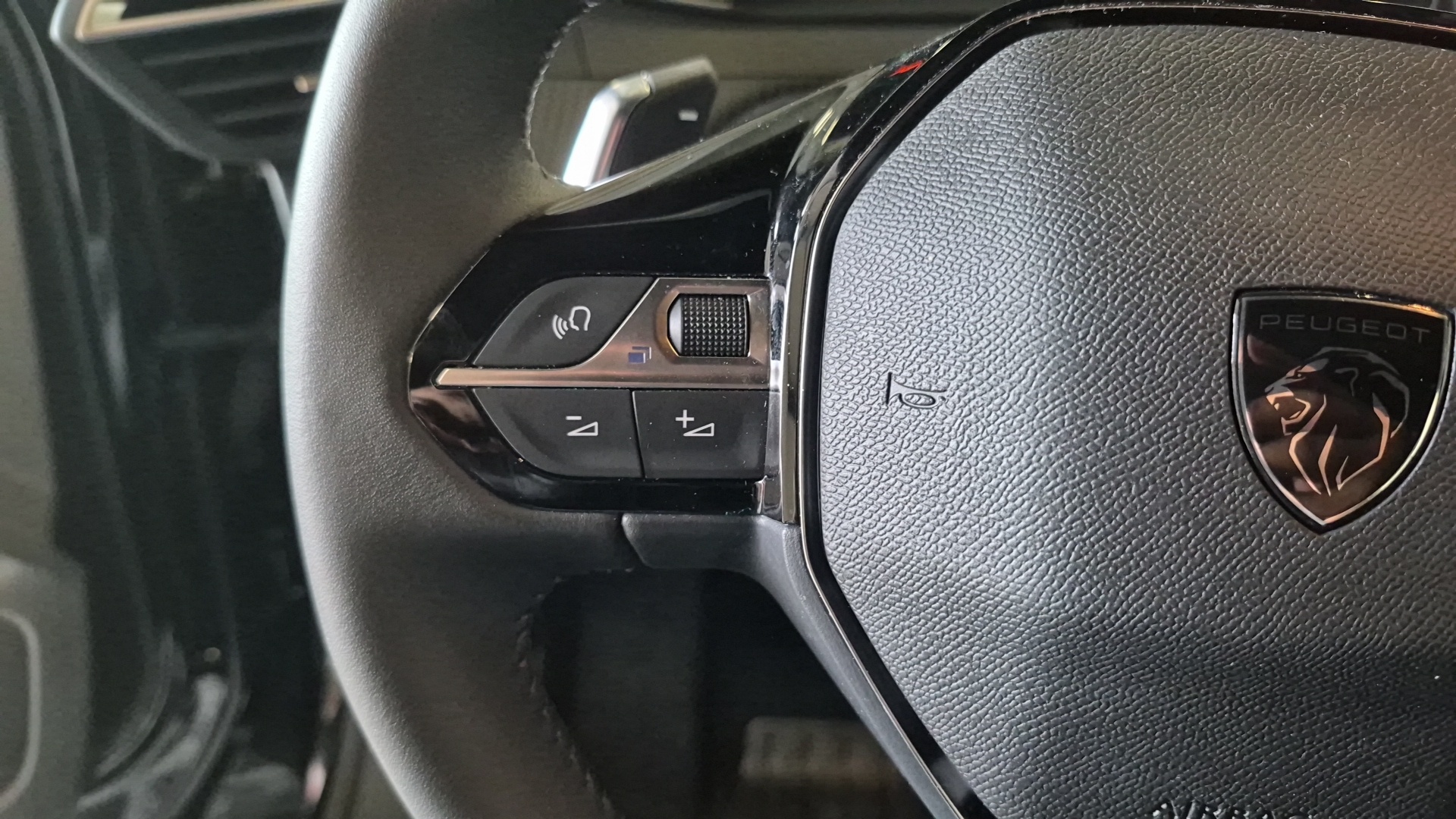 Photo 17 du véhicule PEUGEOT 2008