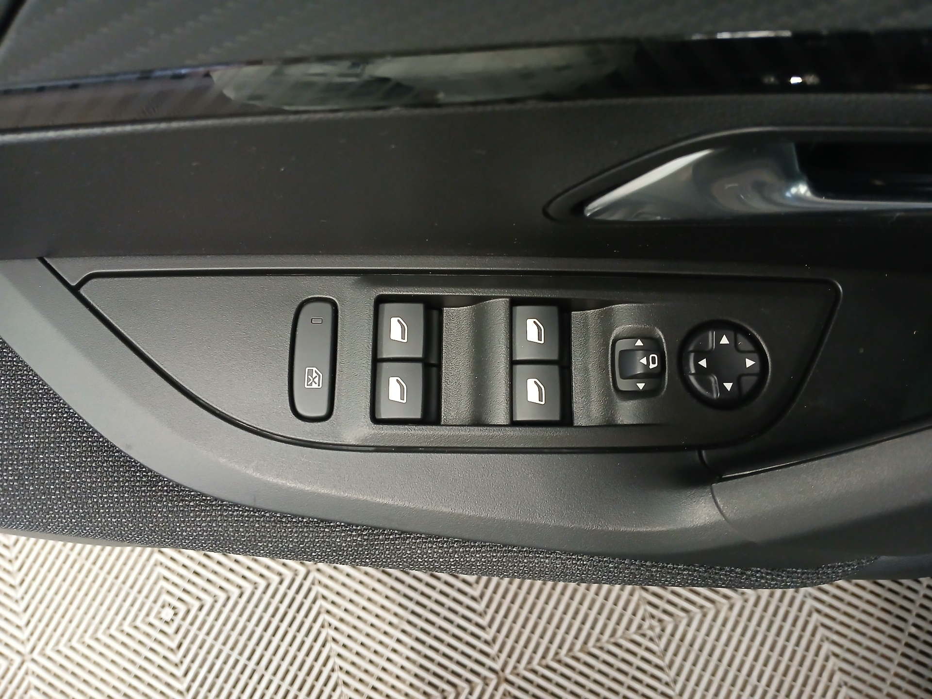 Photo 10 du véhicule PEUGEOT 2008