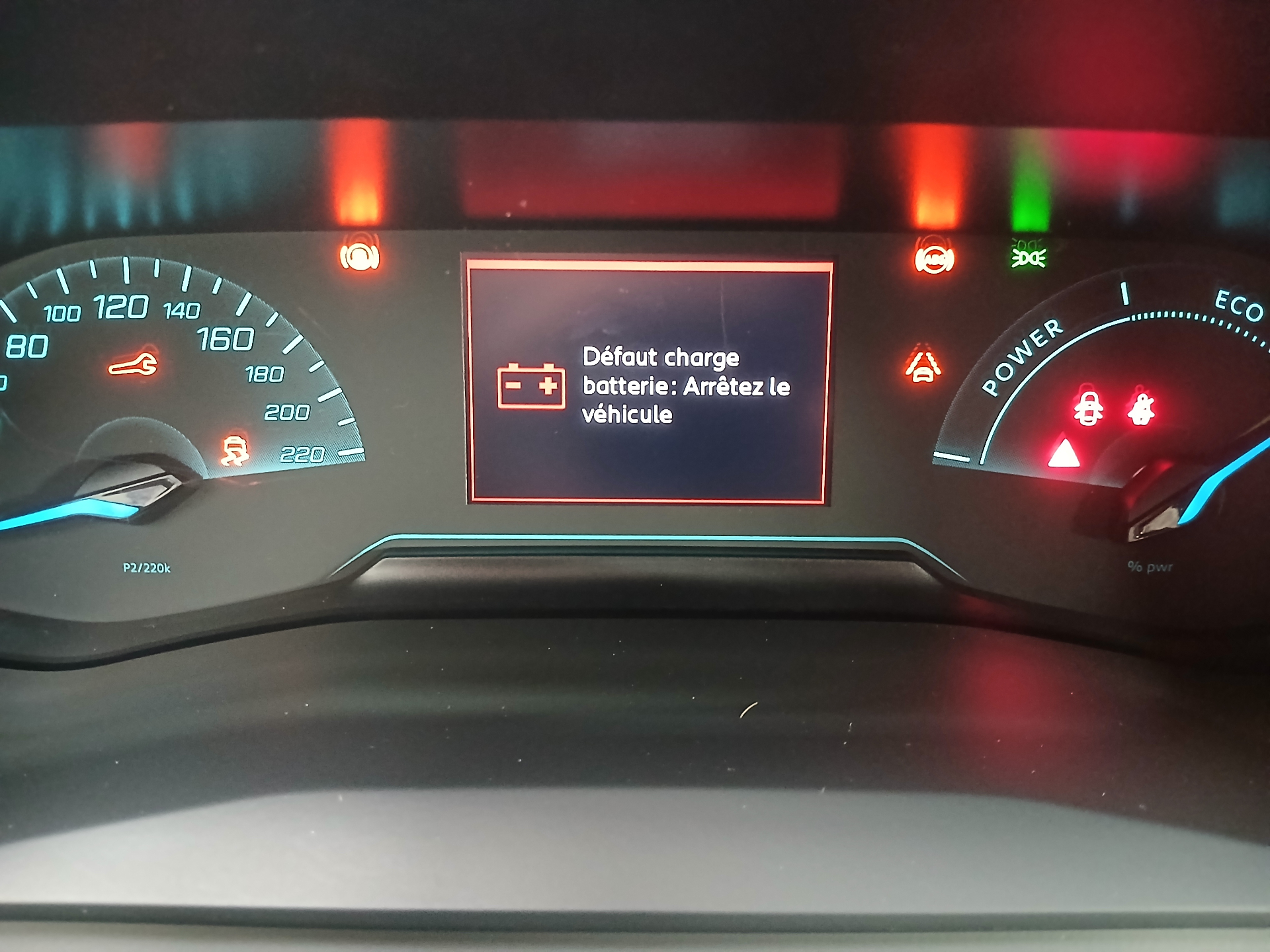 Photo 41 du véhicule PEUGEOT 2008
