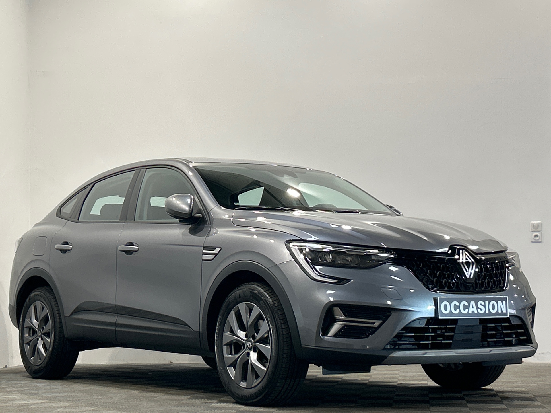 Photo 2 du véhicule RENAULT ARKANA
