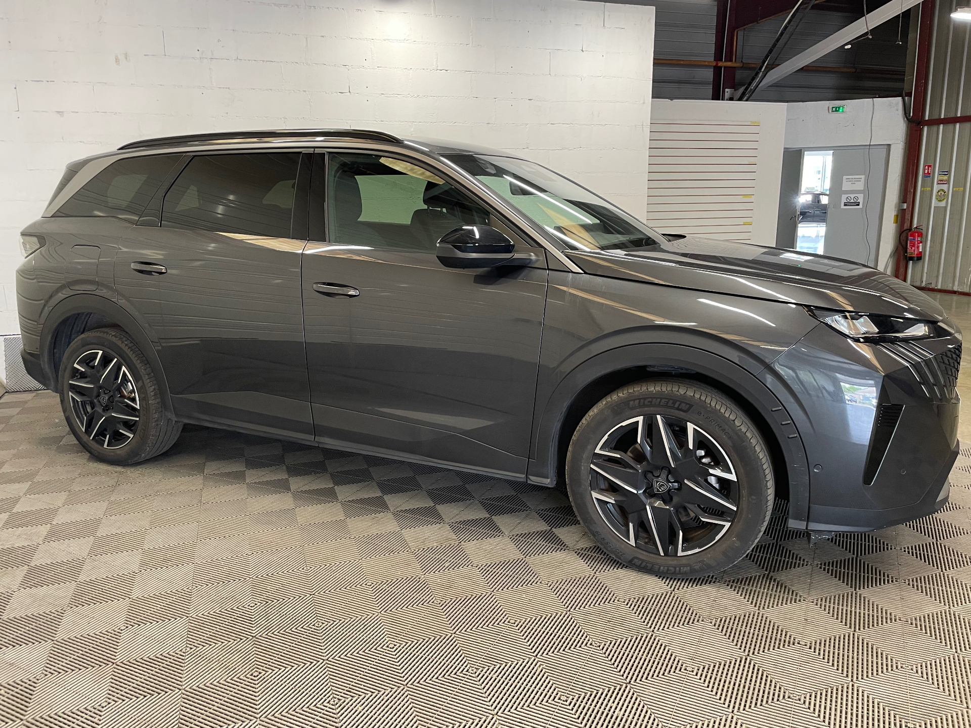 Photo 4 du véhicule PEUGEOT 5008