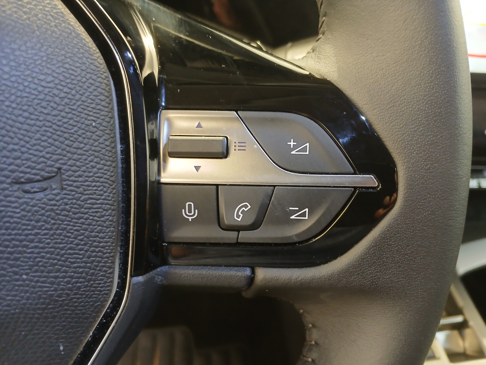 Photo 12 du véhicule PEUGEOT 408