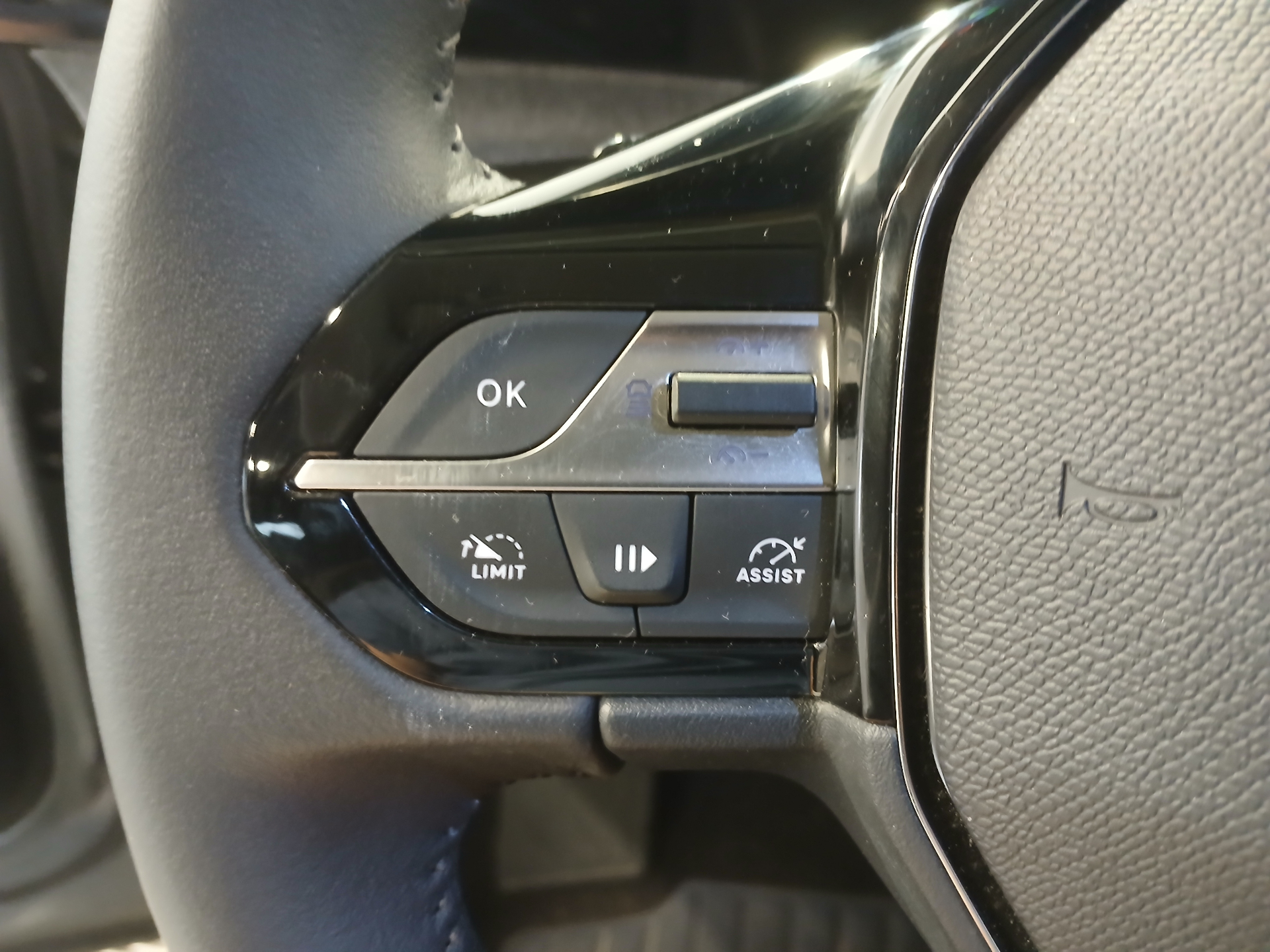 Photo 13 du véhicule PEUGEOT 408