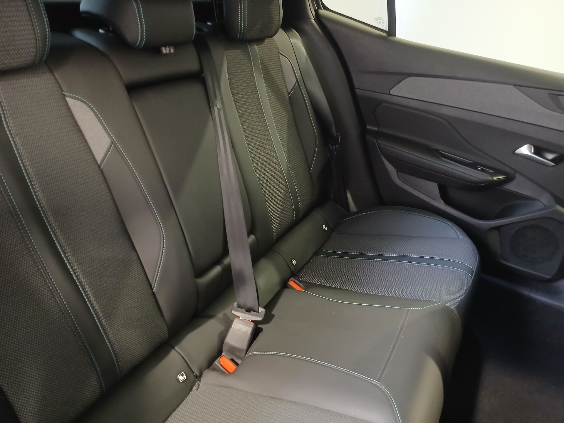 Photo 6 du véhicule PEUGEOT 408