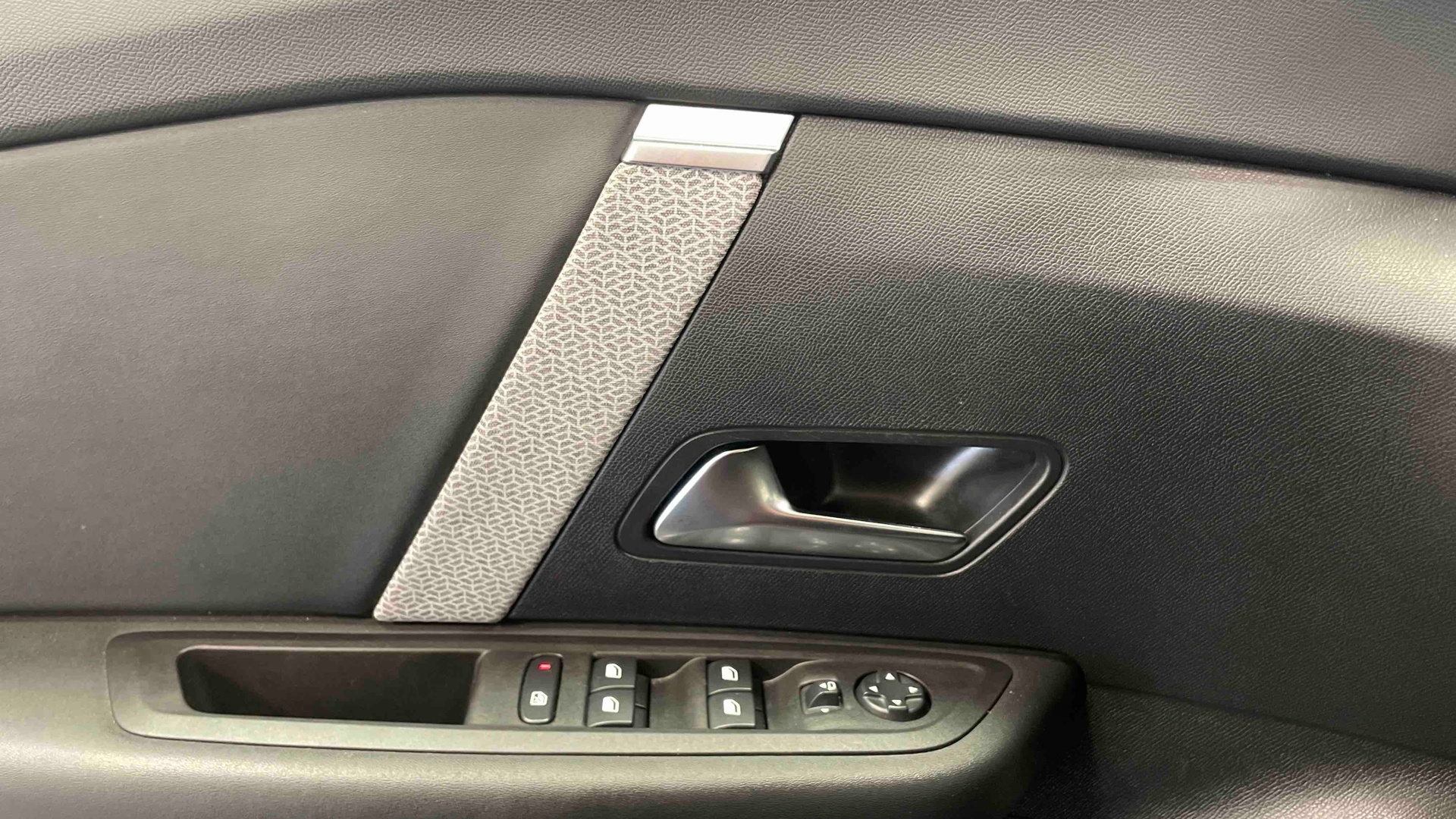 Photo 16 du véhicule CITROEN C4