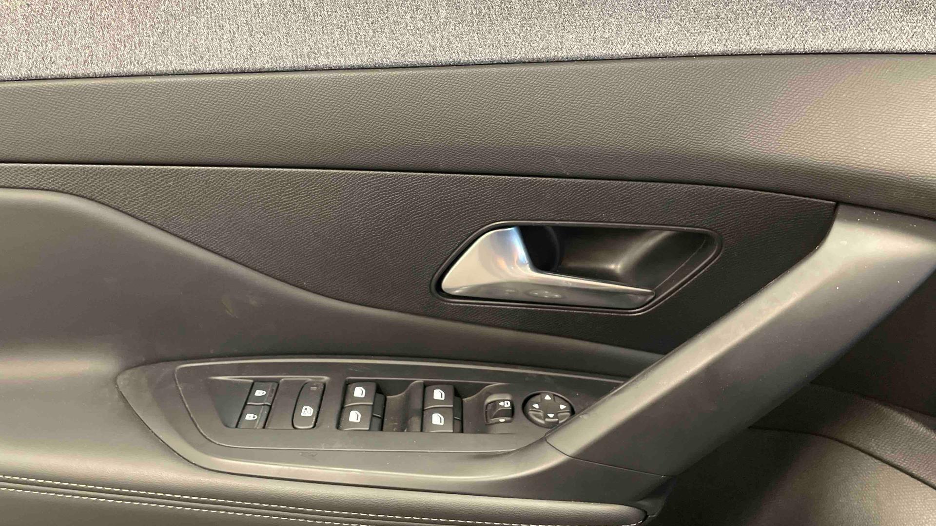 Photo 19 du véhicule PEUGEOT 308