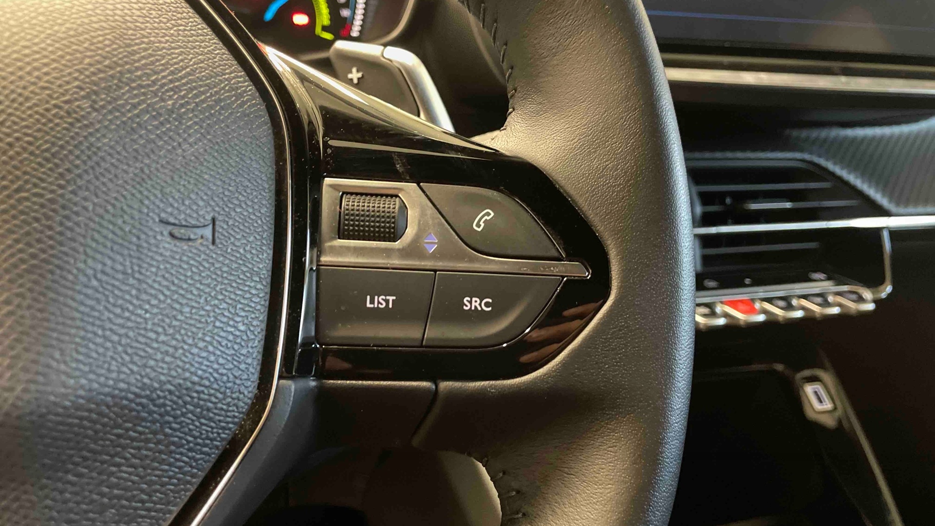 Photo 17 du véhicule PEUGEOT 2008