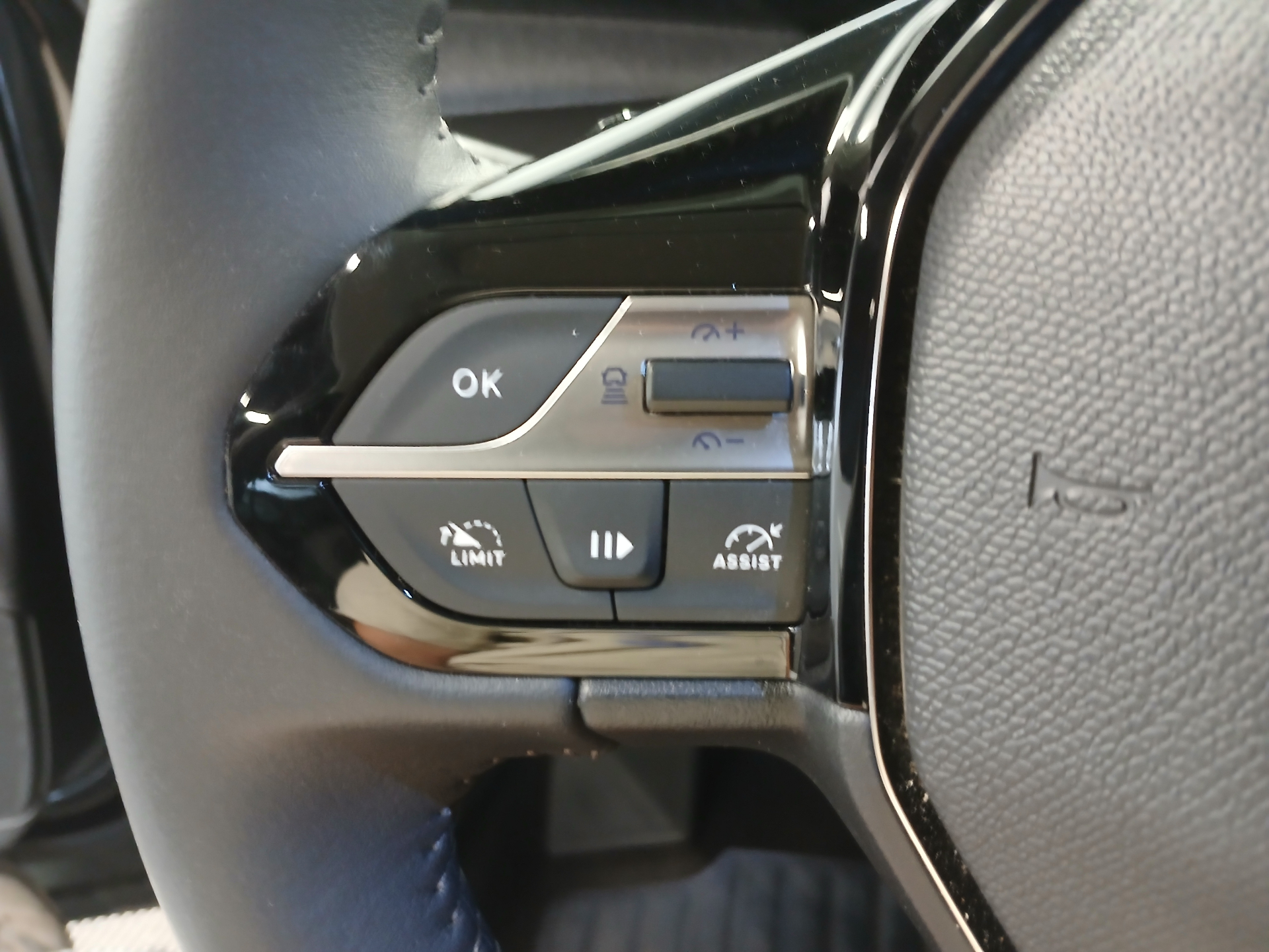 Photo 13 du véhicule PEUGEOT 408