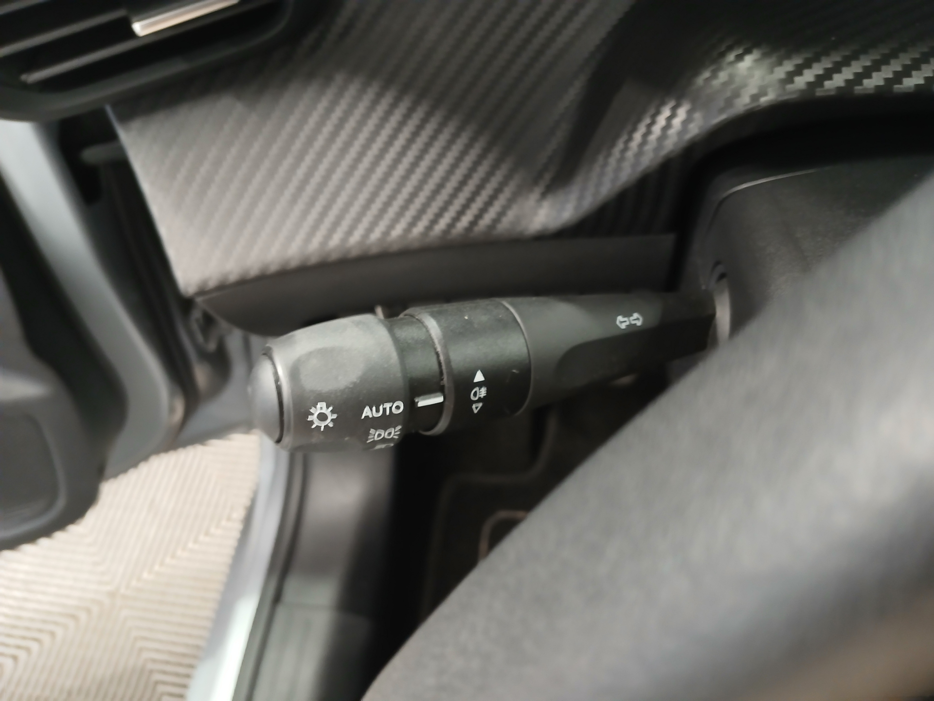 Photo 15 du véhicule PEUGEOT 208