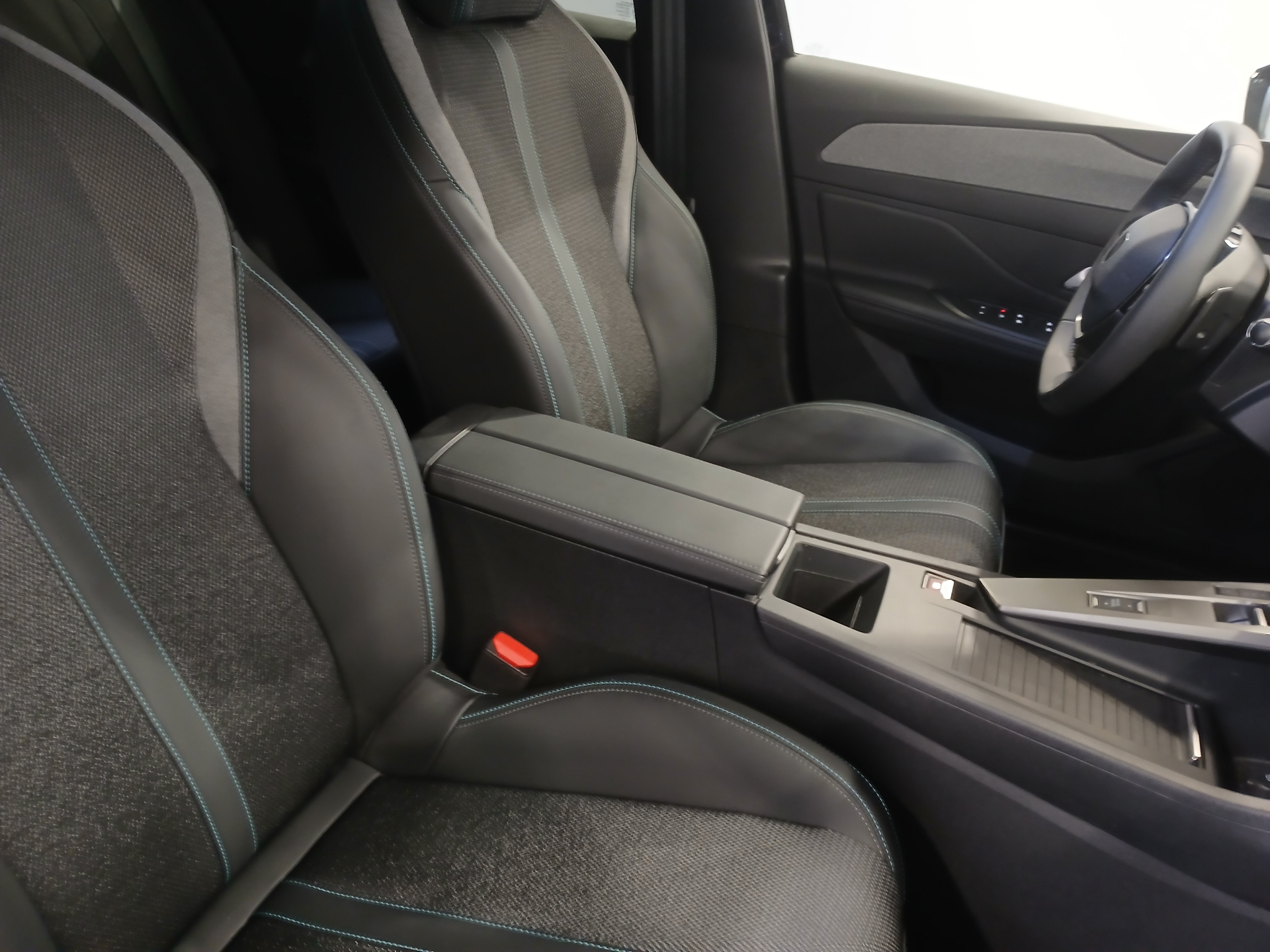 Photo 7 du véhicule PEUGEOT 408