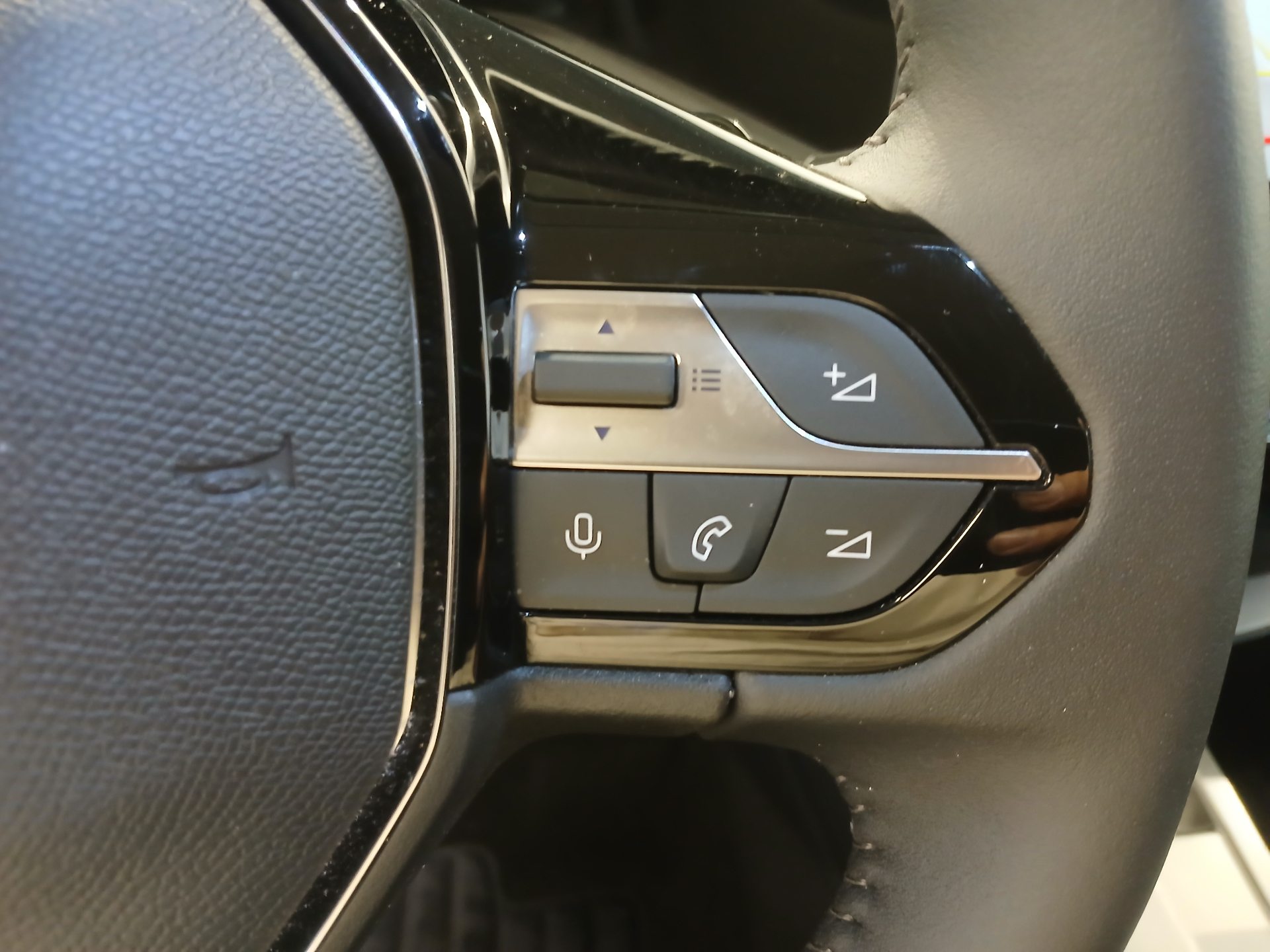 Photo 12 du véhicule PEUGEOT 408