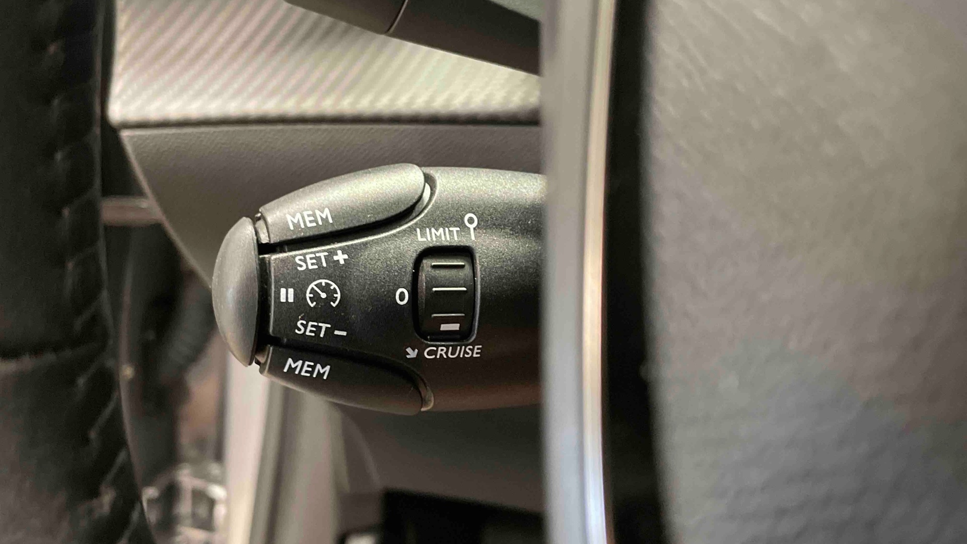Photo 15 du véhicule PEUGEOT 208