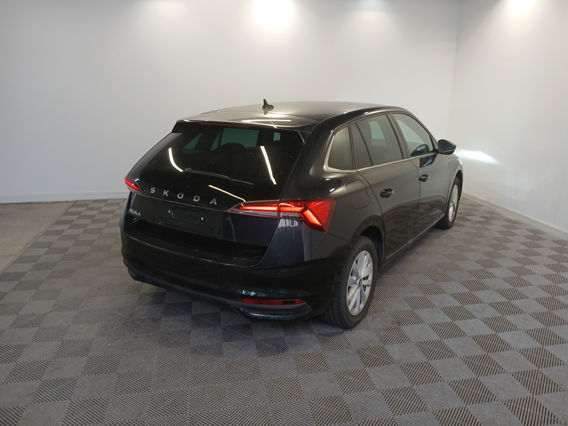 Photo 2 du véhicule SKODA SCALA