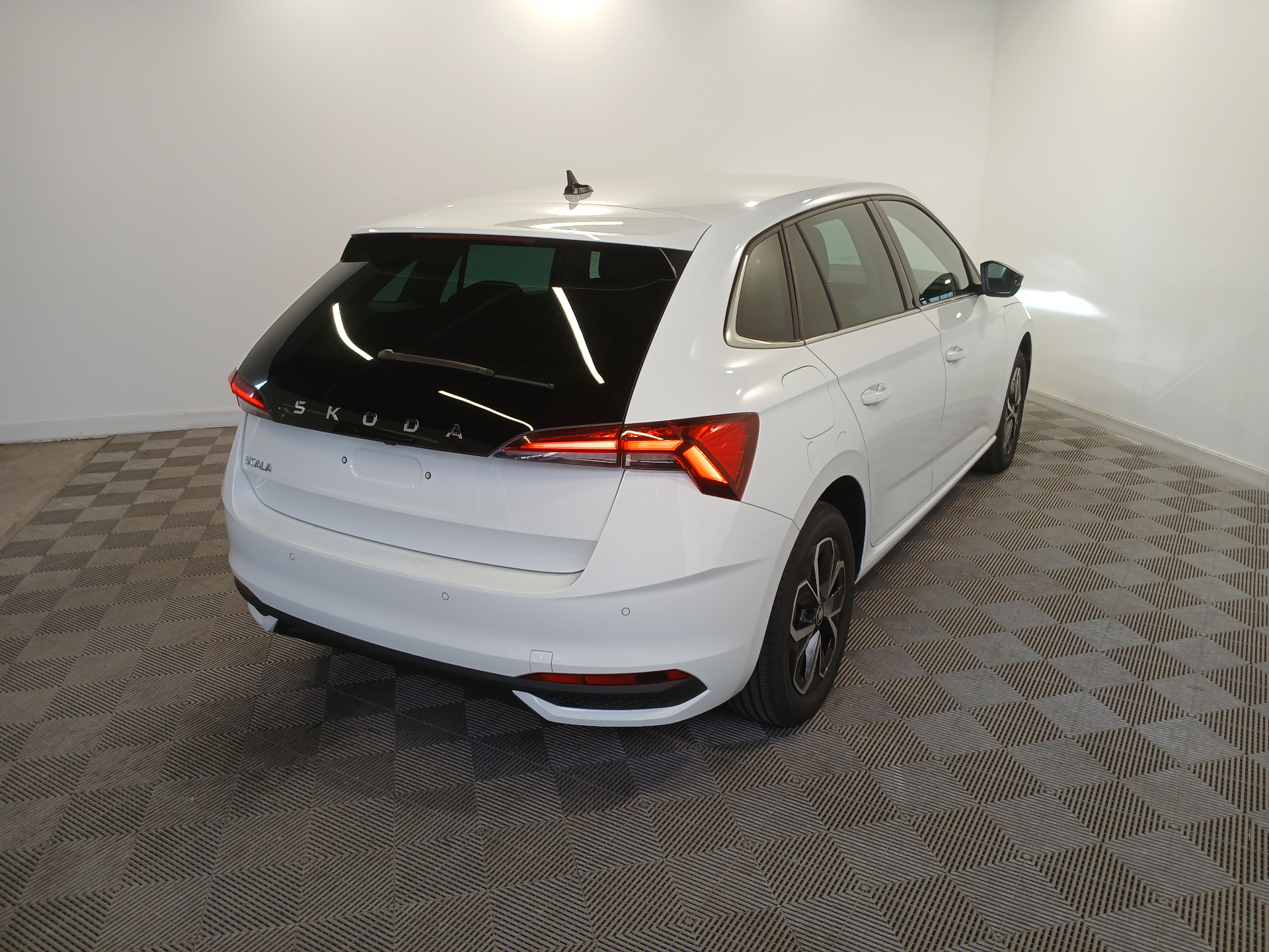 Photo 2 du véhicule SKODA SCALA