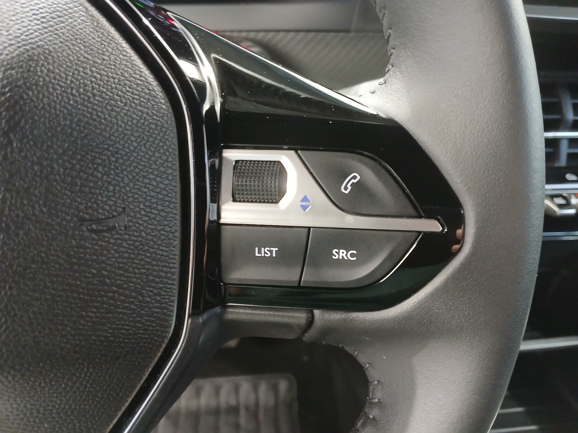 Photo 10 du véhicule PEUGEOT 2008