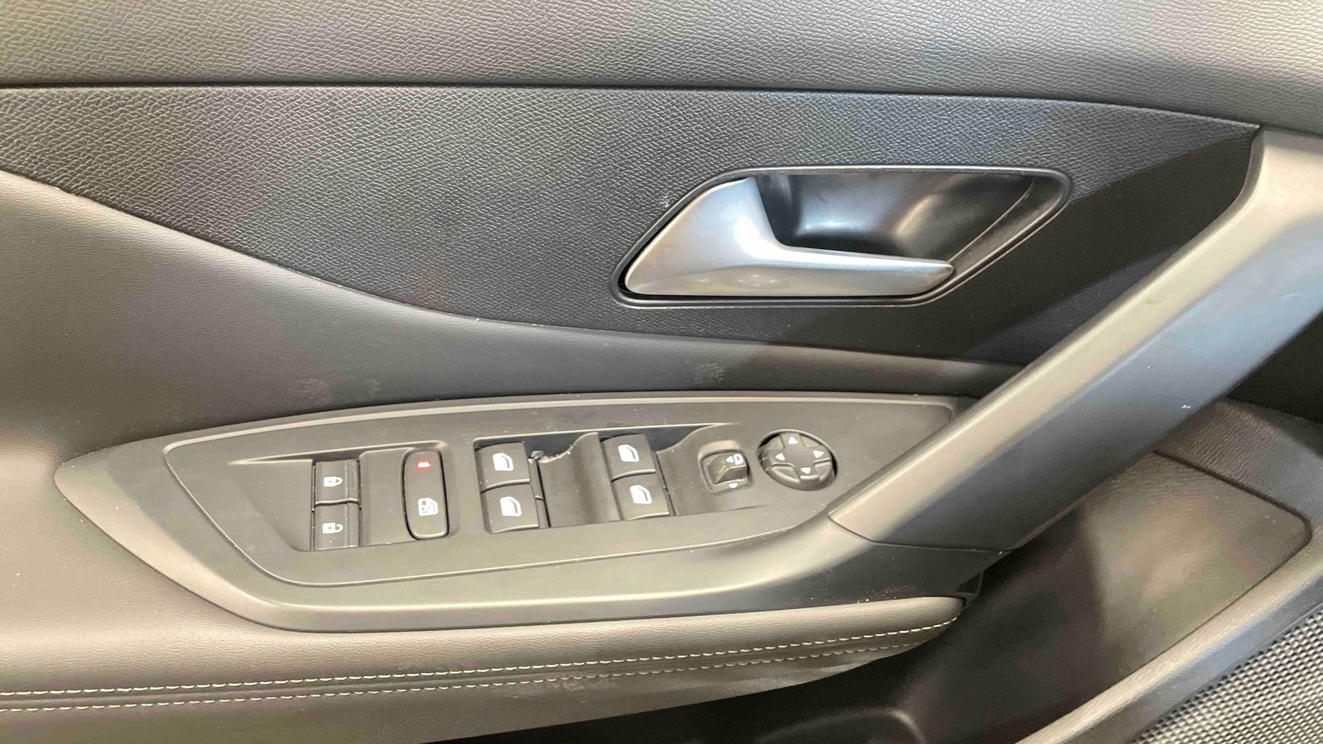 Photo 26 du véhicule PEUGEOT 308 SW