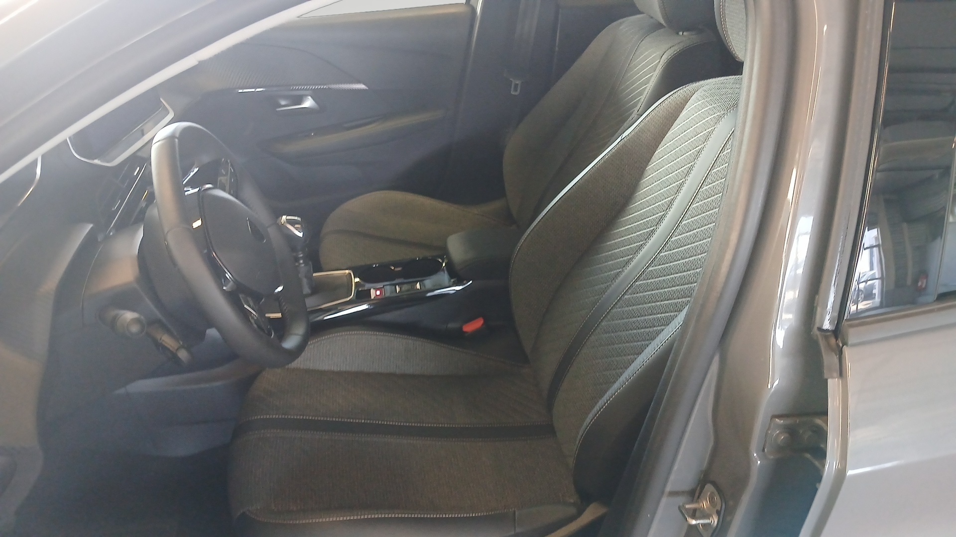 Photo 9 du véhicule PEUGEOT 208