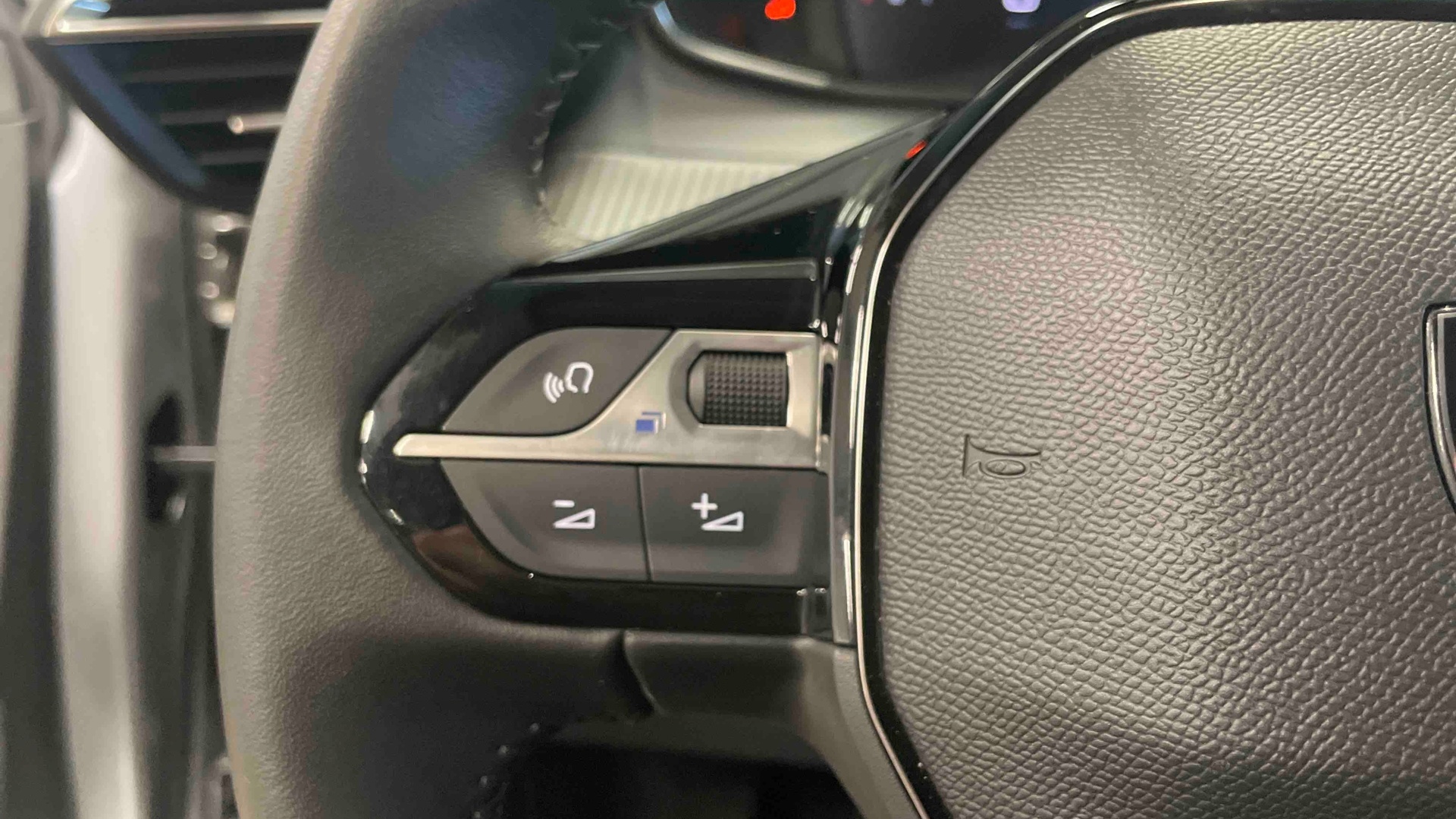 Photo 18 du véhicule PEUGEOT 208