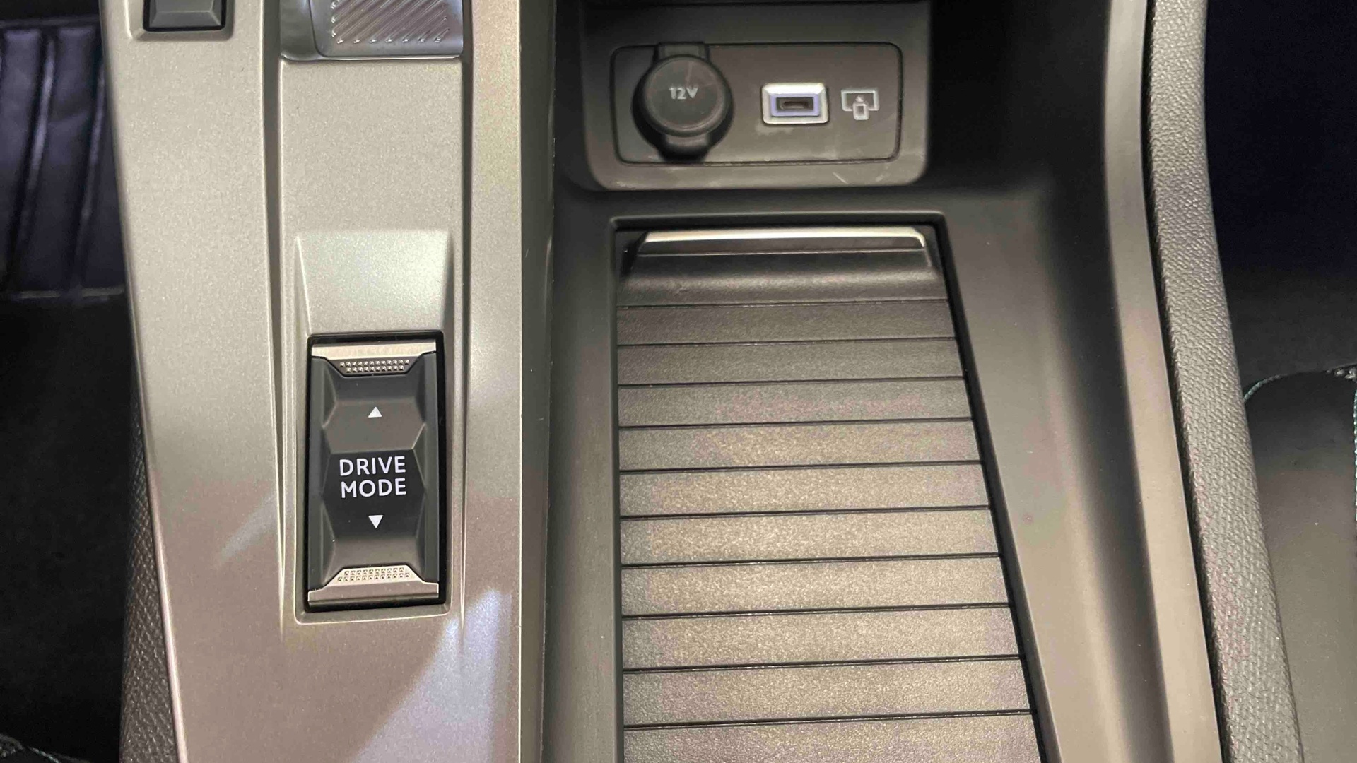 Photo 16 du véhicule PEUGEOT 408